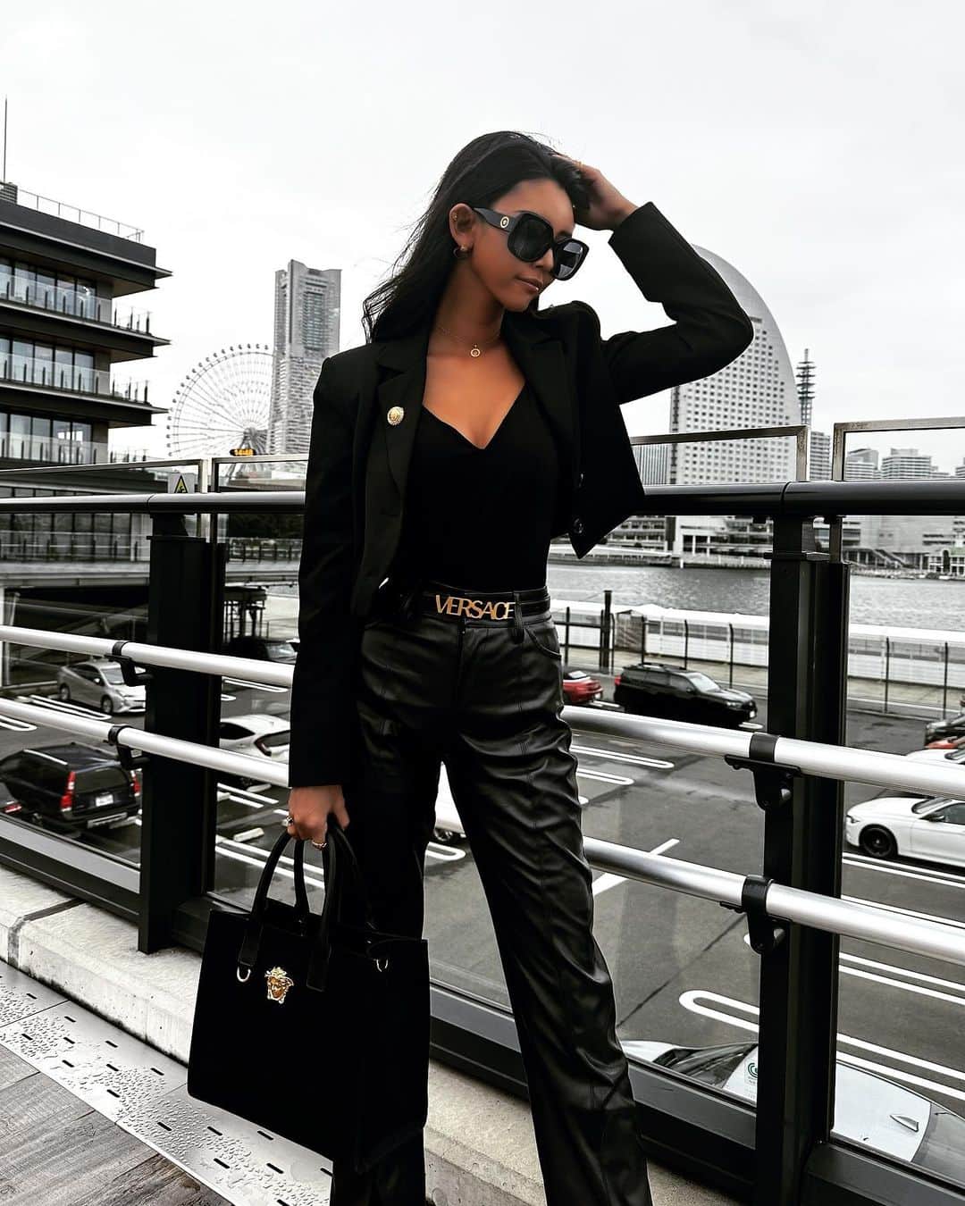 のインスタグラム：「good morning🖤  昨日はみなとみらいでANGELSと夢のお茶会でした♡ 今日はめちゃくちゃドタバタで鬼スケです。笑  今日もやってやんぞー！ みんなも素敵な1日を過ごしてね🌹」