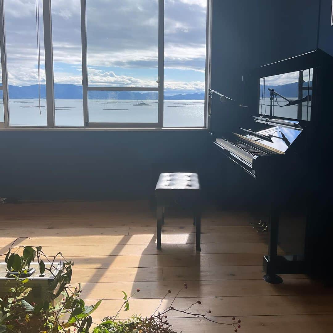 小林エリカのインスタグラム：「日本語は下記に I visited the National Hansen's Disease Sanatorium, Nagashima Aiseien, and its Sazanami House café @sazanami_ensemble . I enjoyed a live performance by Saho Terao @sahoterao and Fuyuki Yamakawa, as well as a talk hosted by Saho Terao, Shoko Yariya, and Hajime Oishi.   This was my first time visiting Nagashima, located along the Seto Inland Sea. En route, I read about Mieko Kamiya, a psychiatrist who worked at Aiseien, and her thoughts on 'the meaning of life'. It was also my first time learning about the history of Hansen's Disease in Japan and the existence of Aiseien.   Despite its low infectiousness and rarity, the Leprosy Prevention Law of 1931 mandated lifelong isolation for all Hansen's Disease patients in Japan, enforcing absolute and lifelong compulsory segregation and a policy aimed at eradicating the patients. There were even prison cells within the facilities, where escapees were confined, sometimes resulting in death in custody. And there were sterilizations and abortions. Even after the cure with the medicine Promin developed in 1941, the policy continued.   Shockingly, this law was not repealed until 1996, a fact I was unaware of while living in the same country until I was 18. It was a startling revelation to learn that such policies existed during my lifetime.  ハンセン病の国立療養所第一号「長島愛生園」とその中にある「喫茶さざなみハウス」 @sazanami_ensemble を訪れて、寺尾紗穂 @sahoterao さんと山川冬樹さんのライブと、寺尾紗穂さんと鑓屋翔子さん司会大石始さんのトークを聞いてきました。  私は瀬戸内海に面した長島を訪れるのもはじめて。 「愛生園」で精神科医として働いた神谷美恵子さんの「生きがいについて」を読みながら向かいましたが、日本におけるハンセン病の歴史や「愛生園」の存在をきちんと知るのもはじめてのことでした。  感染力は弱く発病はごく稀にも関わらず1931年、日本では全てのハンセン病患者を隔離の対象とし生涯施設に入所させる「癩予防法」が制定され、絶対的終身強制隔離・患者絶滅政策がとられ、施設の中には監房も作られ、逃亡者は監房へ入れられ、獄中死などもあったそう。そして断種・堕胎も。 1941年に新薬プロミンが開発され、戦後、ハンセン病が完治するようになった後も政策は続けられた。  なんとその「癩予防法」がようやく廃止されたのは1996年のこと。私が18歳になるまでそんな政策が存在していたという事実を知らずに同じ国に生きていたことに、私は衝撃を受けました。  #長島  #愛生園 #nagashima #aiseien」