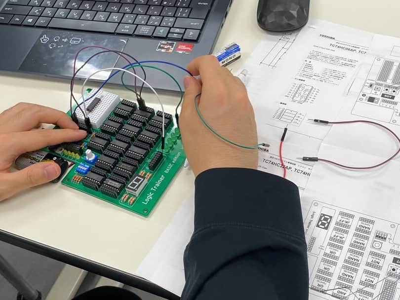 [公式]大阪ハイテクノロジー専門学校さんのインスタグラム写真 - ([公式]大阪ハイテクノロジー専門学校Instagram)「論理回路の授業を先取り！ 1年生の授業では、ロボットを動かすモーターの制御に論理回路を用います📚 今回の授業では、簡単な論理回路の設計を習って、実際にシミュレーターで動作確認を行いました🤩  #人工知能学科 #AIエンジニア #駅近 #新大阪駅徒歩5分 #就職率100% #オープンキャンパス」11月13日 10時17分 - osakahightech