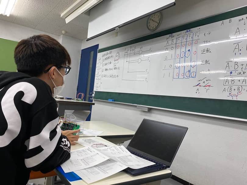 [公式]大阪ハイテクノロジー専門学校のインスタグラム：「論理回路の授業を先取り！ 1年生の授業では、ロボットを動かすモーターの制御に論理回路を用います📚 今回の授業では、簡単な論理回路の設計を習って、実際にシミュレーターで動作確認を行いました🤩  #人工知能学科 #AIエンジニア #駅近 #新大阪駅徒歩5分 #就職率100% #オープンキャンパス」