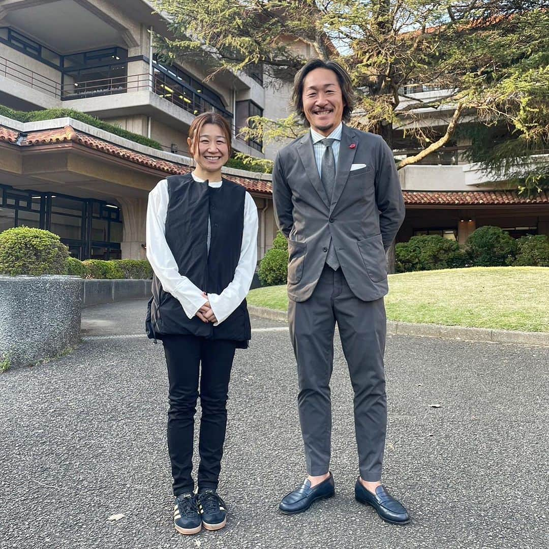 石川直宏のインスタグラム：「『ユメセン』  昨年に引き続き、玉川学園小学部5年桐組・楓組の子どもたちに向けて、きらぼし銀行様冠【夢の教室】を実施👨‍🏫⚽️🎤  アシスタントも去年に続き、同級生で膝友の 笑 弥生ちゃん @yayoi_kobayashi.8   いつもありがとう🤝  学校の素敵な雰囲気に素敵な先生方、元気いっぱいの子どもたち✨  僕もエネルギーいただきました👍  夢シート待ってるね💕  #ユメセン #夢セン #夢の教室 #JFA心のプロジェクト #きらぼし銀行 #NaohiroIshikawa #石川直宏」