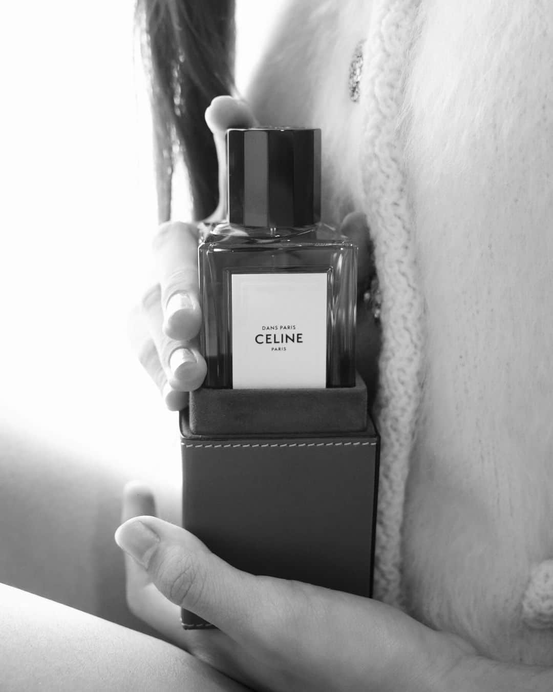 リサさんのインスタグラム写真 - (リサInstagram)「🤍🩶🖤 #CELINEHAUTEPARFUMERIE #CELINEBYHEDISLIMANE」11月13日 10時19分 - lalalalisa_m