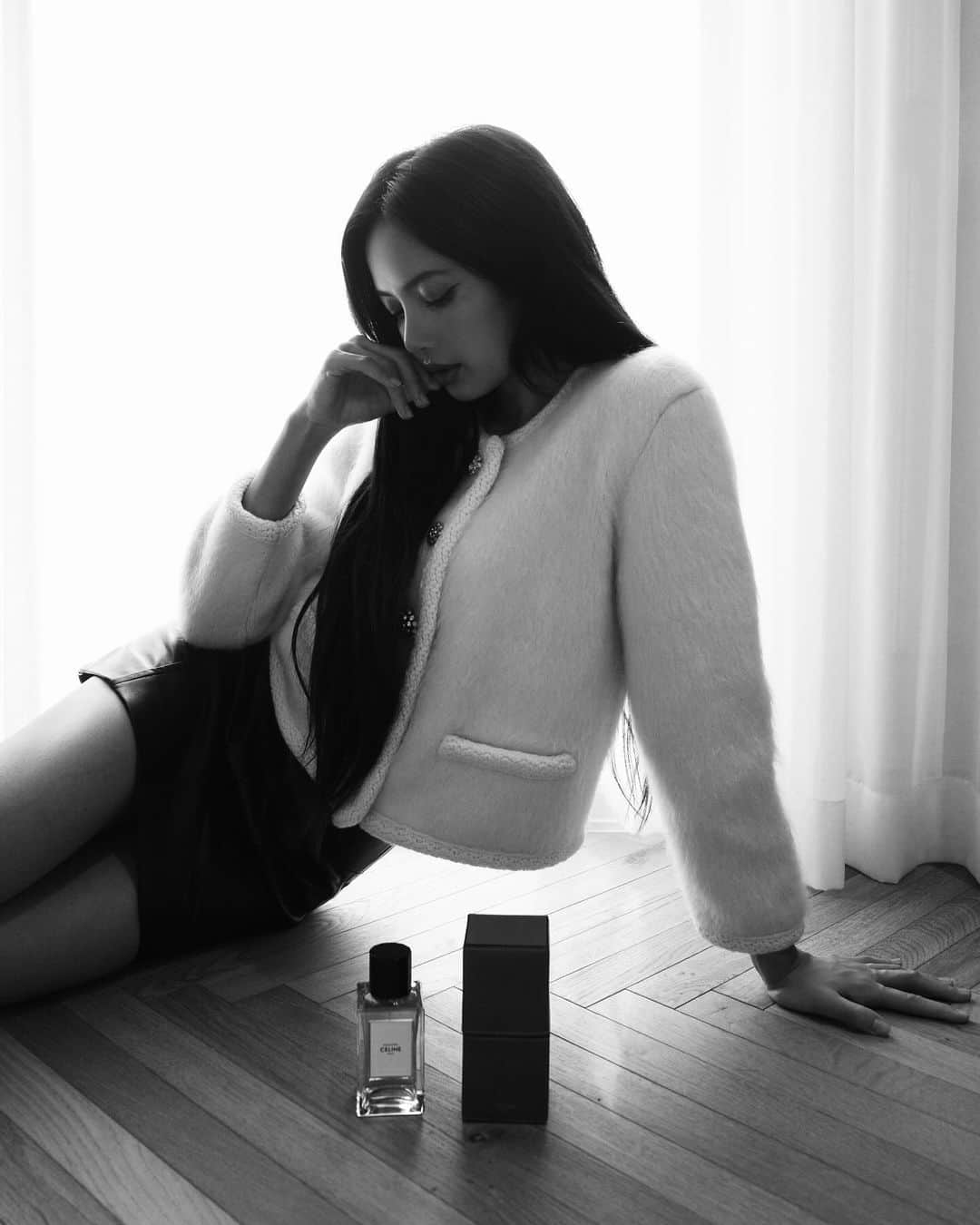 リサのインスタグラム：「🤍🩶🖤 #CELINEHAUTEPARFUMERIE #CELINEBYHEDISLIMANE」