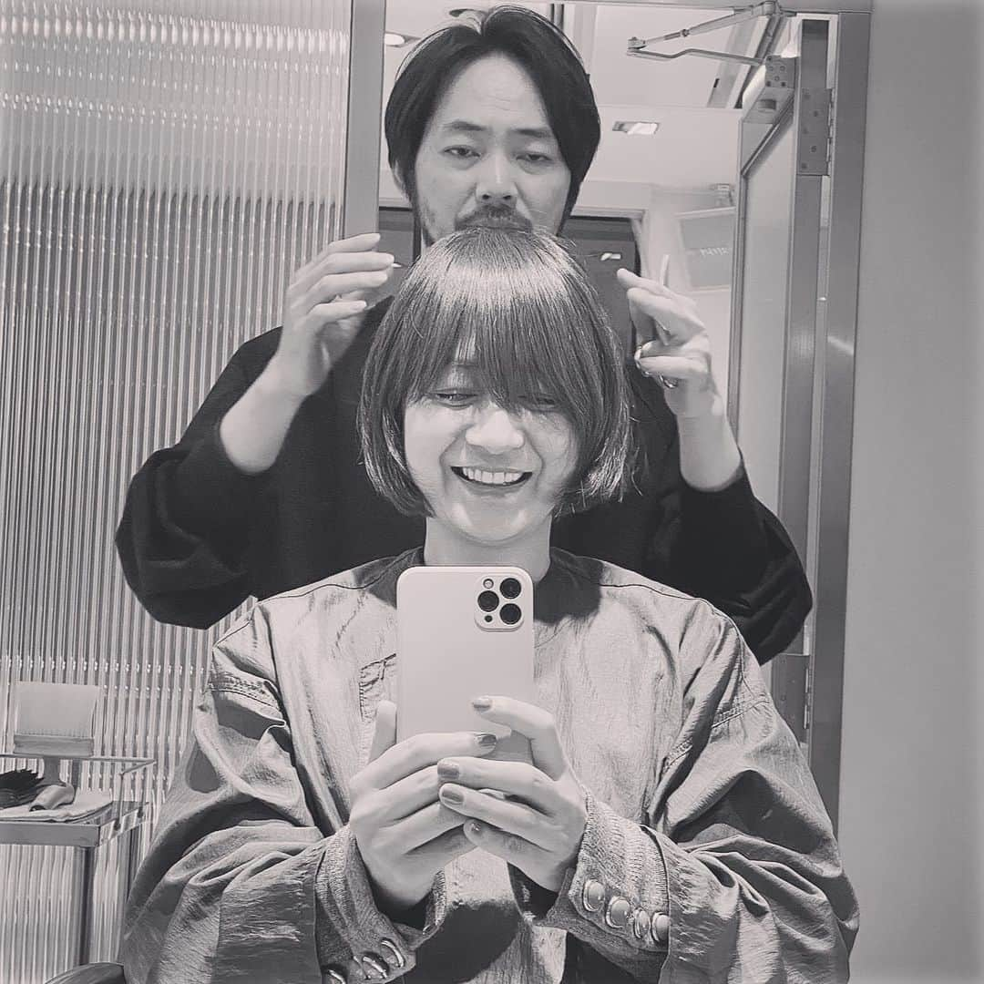 富岡佳子さんのインスタグラム写真 - (富岡佳子Instagram)「@dadacubic.salon  stylist／Takashi KOJO colourist／Emi YOSHIMURA 伸びるのが早いのでいつもより短くしてもらいました。 スワイプ3枚目…カット前です 3週間プラス数日でこんなに伸びます。伸びるのが早いですね。」11月13日 10時20分 - yoshikotomioka