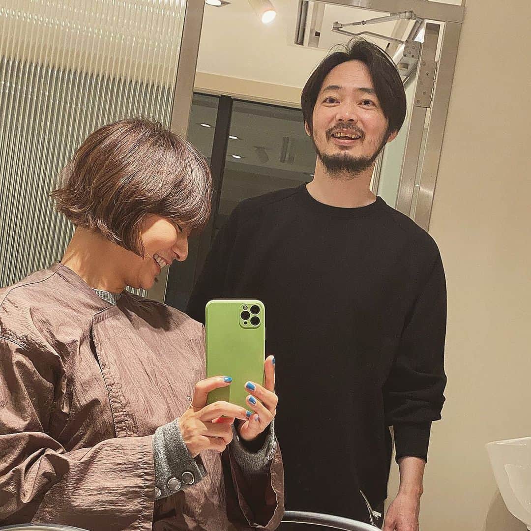 富岡佳子のインスタグラム：「@dadacubic.salon  stylist／Takashi KOJO colourist／Emi YOSHIMURA 伸びるのが早いのでいつもより短くしてもらいました。 スワイプ3枚目…カット前です 3週間プラス数日でこんなに伸びます。伸びるのが早いですね。」