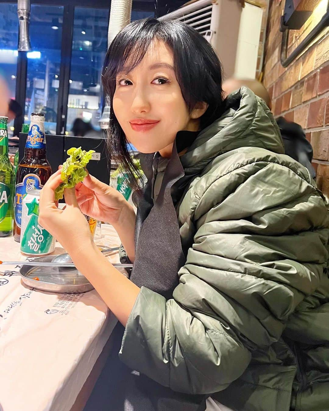 井上茉倫（月神まりな）のインスタグラム：「おはよう〜☀️ 昨夜クランクアップしました👏🏻 ロケ先は韓国🇰🇷  毎日夜遅くまでの撮影で 食事はラストオーダーギリギリになりながらも 楽しい夜ご飯の時間を作って頂いていました💖  とにかくラストオーダーに間に合うよう 着替えの間もなく地肌に直ダウンでした😂  これから東京戻りますっ✈️」