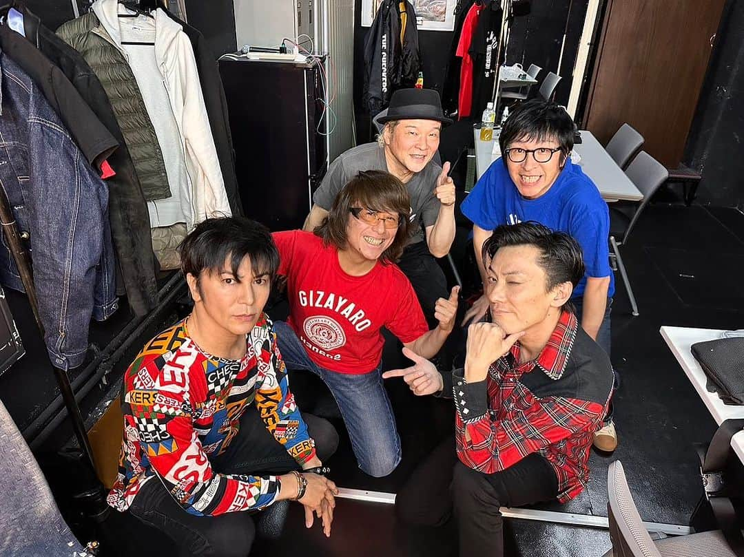 田中和さんのインスタグラム写真 - (田中和Instagram)「久々に「ギザギザハートの野郎たち」 お越し頂いた皆々様ありがとうございました‼️ 武内享＆Rockshowで一緒の平田くんと参加させて頂きました。 凄い楽しかったです！音楽的にチェと向き合う時間を与えて頂き、僭越ながら生きがいとなっております。 アルバム「毎日〜」を中心に、享さんの当時の心境・未発表曲を堪能いたしました。 ワタルのステージ・唄心にリードしてもらいつつ、 真治くんがサプライズで用意してくれたチェッカーズ40周年ケーキはステージでとても眩しくてグッときました。  また予定が合えばご一緒したい！ ありがとうございました！ #ギザギザハートの野郎達  #武内享  #少林兄弟ワタル  #武田真治  #humveehall」11月13日 10時23分 - kazz620