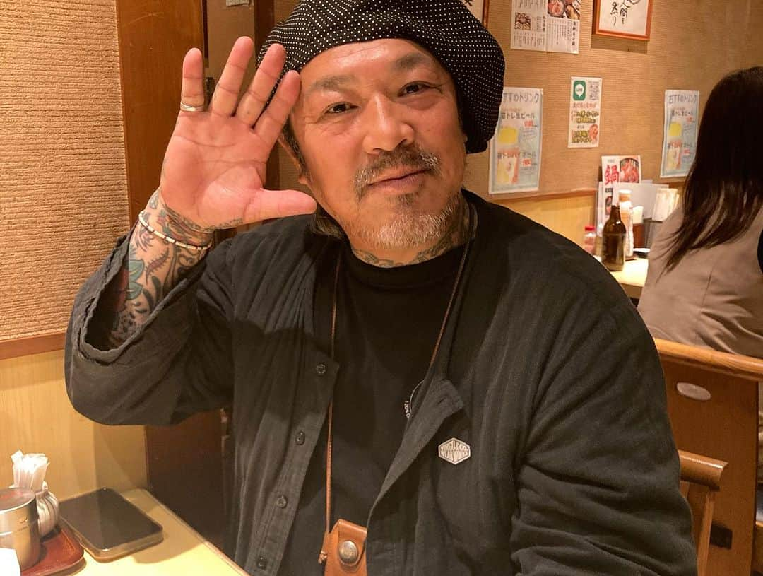 田中和さんのインスタグラム写真 - (田中和Instagram)「久々に「ギザギザハートの野郎たち」 お越し頂いた皆々様ありがとうございました‼️ 武内享＆Rockshowで一緒の平田くんと参加させて頂きました。 凄い楽しかったです！音楽的にチェと向き合う時間を与えて頂き、僭越ながら生きがいとなっております。 アルバム「毎日〜」を中心に、享さんの当時の心境・未発表曲を堪能いたしました。 ワタルのステージ・唄心にリードしてもらいつつ、 真治くんがサプライズで用意してくれたチェッカーズ40周年ケーキはステージでとても眩しくてグッときました。  また予定が合えばご一緒したい！ ありがとうございました！ #ギザギザハートの野郎達  #武内享  #少林兄弟ワタル  #武田真治  #humveehall」11月13日 10時23分 - kazz620