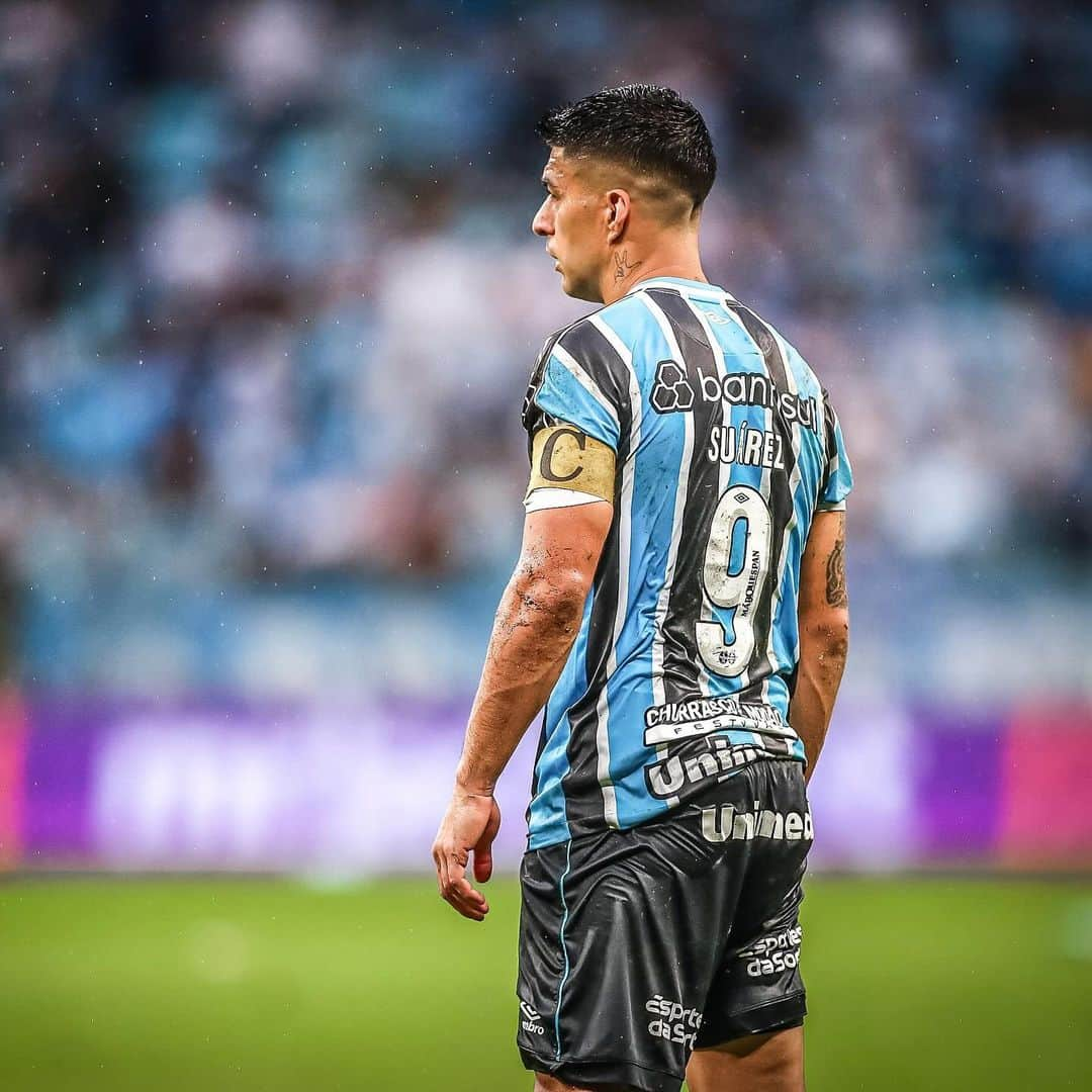 ルイス・アルベルト・スアレスのインスタグラム：「Gracias a todos los que nos acompañaron hoy! Quisimos regalares una victoria pero no se pudo 🌧️  Juntos hasta el final @Gremio! 👊🏼🇪🇪」