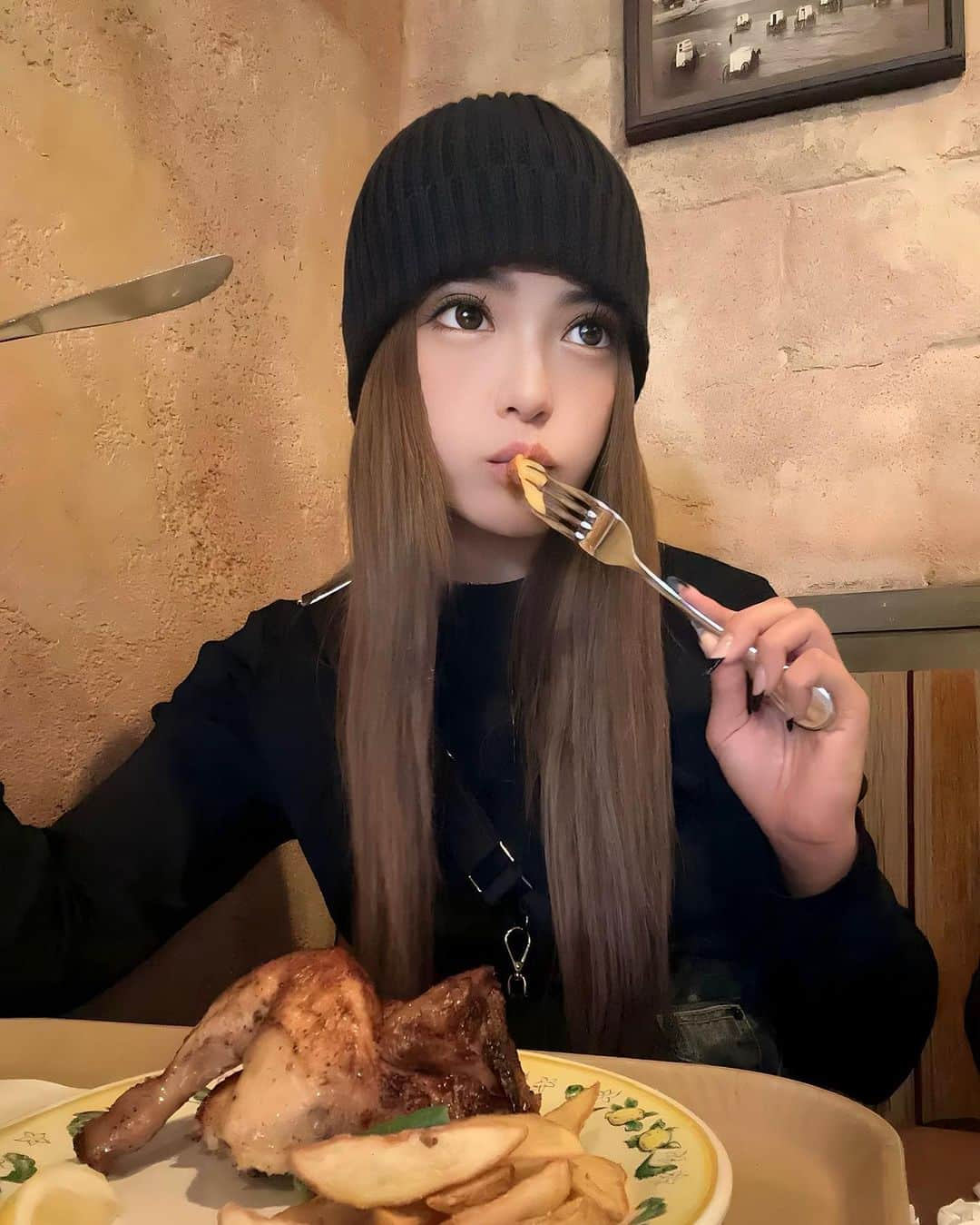 RIONAのインスタグラム：「りおなのもぐもぐタイム🍗 チキン大好き😘 (ちなみに、骨付きね？) 米よりチキン、チキンより魚🐟  今日もリハーサルいってきます🫡  #cjd_riona #サイバージャパン  #cyberjapan」