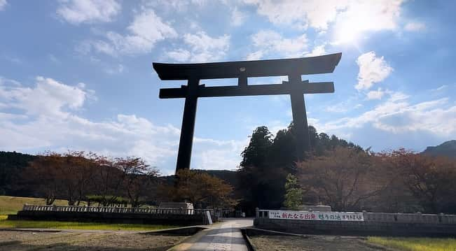 高橋美帆のインスタグラム：「🚶‍♀️  #熊野本宮大社 #熊野本宮大社旧社地大斎原 #熊野本宮大社大鳥居 #大鳥居 #熊野速玉大社 #新宮 #熊野古道 #紀伊山地の霊場と参詣道 #和歌山 #和歌山県 #和歌山観光 #和歌山県田辺市 #国内旅行 #世界遺産 #世界遺産巡り #世界遺産を巡る旅」