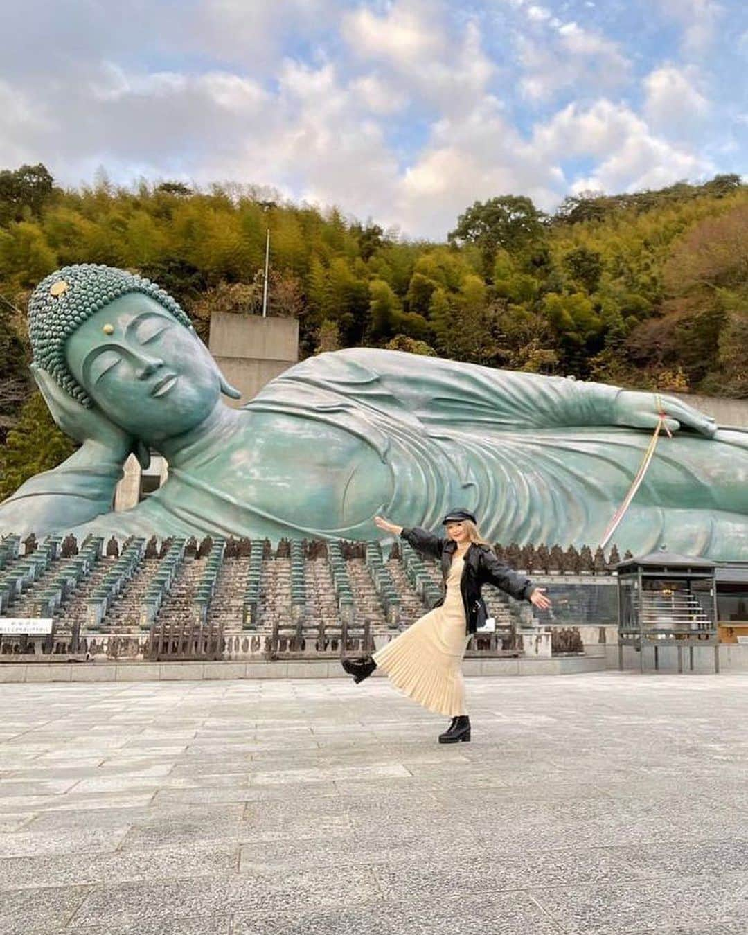 ジェットスター航空さんのインスタグラム写真 - (ジェットスター航空Instagram)「"行きたい！と思ったら【🙏】をコメント！ “次に行きたい”が見つかる #jettabi_japan #福岡編 ★ 超巨大な仏像に会える🤩　#南蔵院   福岡県にある「南蔵院」は境内にある巨大な「 #釈迦涅槃像 （しゃかねはんぞう）」が有名💓   南蔵院は長年にわたって東南アジアの子どもたちに医薬品や文房具を贈っており、その返礼としてお釈迦様、阿難様、目連様の三尊仏舎利が贈呈されました。釈迦涅槃像はこれらの仏舎利を安置するために1995年に建立されました💡  全長41m、高さ11mを誇る釈迦涅槃像は、なんとブロンズ製では世界最大級！ 重さはなんと約300tもあるのだとか…🫢   境内にはほかにも多種多様な仏像が祀られていますが、その中でも圧倒的な存在感を放っています✨️👏🏻  間近で見ると想像を超える大きさで、穏やかな表情を湛えるブロンズ像からは不思議なパワーを感じる方も多いのだそう💪🏻😌   運気を上げたいなら、福岡県内でも有数のパワースポット「南蔵院」の巨大な釈迦涅槃像に手を合わせてみては？☺️🎶   【南蔵院】 📍 福岡県糟屋郡篠栗町大字篠栗1035  ——————————————— ／ 📣ジェットスターなら、福岡まで ＼ ✈︎東京（成田）から 片道¥5,580〜 ✈︎名古屋（中部）から 片道¥5,490〜  ——————————————— ジェットスター・ジャパン公式アカウント（@jetstar_japan）では「“次に行きたい”が見つかる」をテーマに就航地の魅力をご紹介✈️⭐️「#jettabi_japan」をつけて、皆さんのFun&Happyな旅の思い出をぜひご投稿ください！素敵なお写真は、公式アカウントでご紹介させていただきます♪  ⭐️Special thanks📸 by @_makiii0924_（1枚目） / @yuji000002（2枚目）/ @heyitsmaonyan（3枚目） / @mapink___（4枚目） ———————————————  ※運賃はエコノミークラス「Starter」。支払手数料、空港使用料等が別途必要です。受託手荷物の料金は含まれません。諸条件が適用されます。 ※就航地のご紹介内容に関する最新情報は、下記の参照サイト等でご確認ください。 ——————————————— 【参照サイト】 nanzoin.net ——————————————— #福岡 #福岡観光 #福岡旅行 #ジェットスター #jetstar #jetstar_japan #LCC #飛行機 #trip #旅好きな人と繋がりたい #福岡絶景 #国内旅行 #九州絶景 #福岡デート #fukuokajapan #コスパ旅 #女子旅 #福岡パワースポット #涅槃像 #大仏 #nanzointemple #篠栗町」11月13日 18時00分 - jetstar_japan