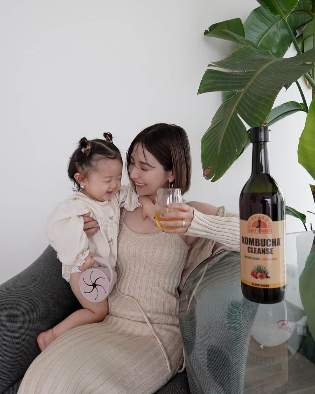 仲村美香さんのインスタグラム写真 - (仲村美香Instagram)「最近またコンブチャクレンズを飲み始めたので少し…♡  200種類以上の酵素が入ってる酵素ドリンクなんだけど、 よくダイエットで置き換えする人も多いから 見たことある人も多いと思うのですが これ普通にめちゃめちゃ美味しいの😂❤️  最近朝はバタバタ過ぎて 自分のご飯は14時とかにやっと1食目… という感じだけど、 最近は朝起きたらとりあえず炭酸水で割って このコンブチャクレンズを飲んでます🥹✨  炭酸水と割ると満腹感もあるから お昼遅くなっても結構大丈夫になった🤣♡ 美容にも健康にもダイエットにも良いし お気に入りです🥰🥰🥰❤️  @earlysunrise_ #PR#コンブチャクレンズ#アーリーサンライズ #kombuchacleanse#earlysunrise #置き換え#置き換えダイエット」11月13日 10時28分 - mikapu0519