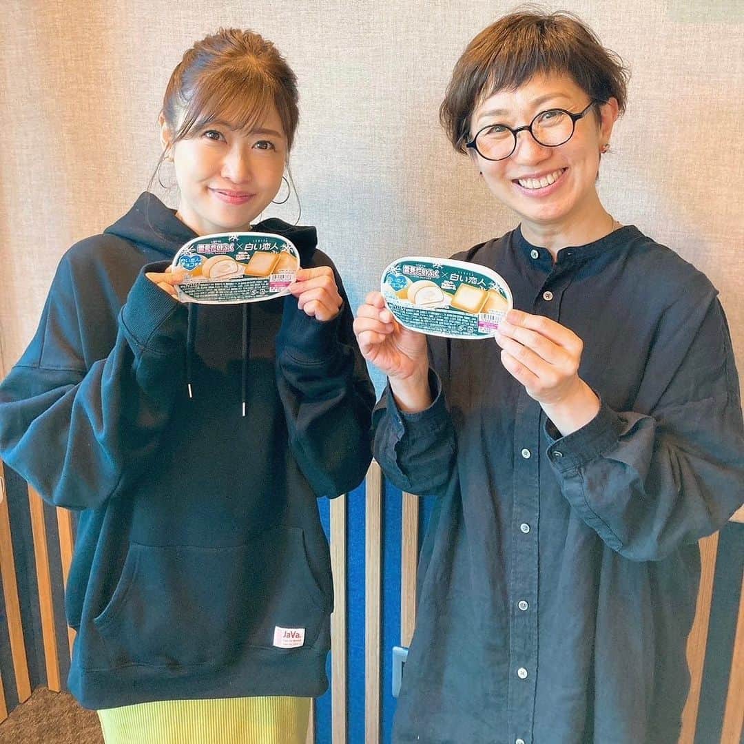 のインスタグラム：「室谷香菜子です！ @hbc_muroyakanako   いよいよ今日から全国発売の 「ISHIYA監修 雪見だいふく×白い恋人」！ 美香と香菜子のおさんぽ土曜日で一昨日、一足早く試食させていただきました！ 食べた瞬間、「白い恋人だ！！！」 あのクッキーとホワイトチョコレートの味が広がって、 それらを包むおもちが、まぁ〜美味しい♡ 是非皆さんもあったかいお部屋でお召し上がり下さい！ 個人的には、 溶けかかった頃に食べるのがおすすめです！ @ishiya_official_」