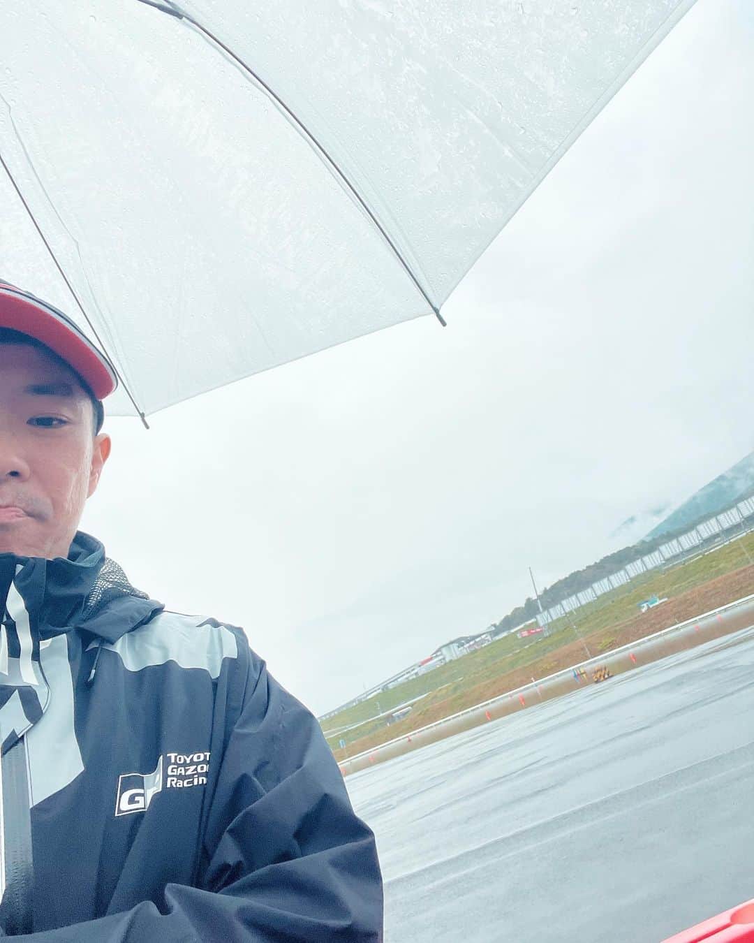 井口卓人のインスタグラム：「本日は、富士スピードウェイのモビリタでTOYOTA GAZOO Racing Driving experience開催中です‼️昨日のレースから居残り。雨降ってて気温も下がってます🥶」
