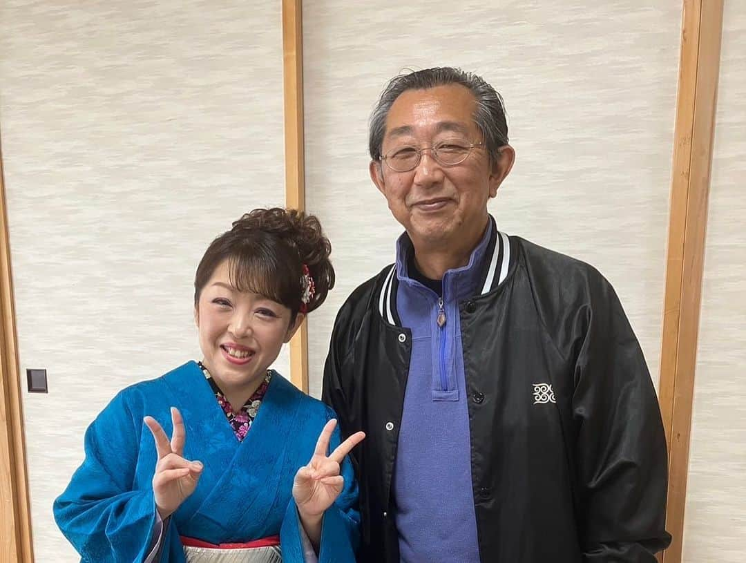 山口ひろみさんのインスタグラム写真 - (山口ひろみInstagram)「北海道に来てから、全然更新ができてなくてごめんなさい🙏  まず、10日は白糠町で歌わせていただきました🎤  第一部は青い振袖、第二部は赤い振袖👘  この日は様々なハプニングがありまして冷や汗モノ、そして笑いの連続でしたが…お客様からは「いやいや、楽しかったわぁ」「明るいことって、ホント素晴らしい」と、逆に喜んでいただけたようでホッとしました  それもこれも優しいお客様のおかげです✨ ありがとうございます😭  ご一緒させていただきました喜多島麻鈴さん、棚野町長さん、今回もいろいろお世話になりました池村さんと📸  11日は新冠町へ✈️ 彩青さんと初ジョイントコンサートでした🎤  お互いの師匠の曲を一緒に歌ったりと、楽しいステージでした😊  それにしても彩青くん、歌に三味線に尺八に三刀流だなんて本当に素晴らしいですねっ❣️  余談ですが…彩青くんのお母さまが私より年下だったなんて、時の流れを感じました（笑）  そして本日12日は、白老町へ🚗  室蘭など近くにはお邪魔させていただいておりましたが、 白老町で歌わせていただくのはなんと！18年ぶりぐらいとのことで、こちらも時の流れを感じました🫢  が、しかしっ！時を感じさせないくらい盛り上がりましたー⤴️⤴️⤴️  拍手やかけ声、会場一致団結した「ひろみ」コール🎵めっちゃうれしかったです🥰  どの会場でも皆様がとてもあたたかく迎えてくださり、とにかく盛り上げてくださって「感動したよー」「絶対応援し続けるからね！」などありがたいお言葉をたくさん頂戴し、大感激でした😍  おまけにCDでの応援までいただき、感謝感謝です✨  ありがたい機会を与えてくださいました勇金社長、お世話になった皆様、本当にありがとうございました🙇🏻‍♀️  また来年3月の北海道も楽しみです❤️」11月13日 10時35分 - hiromiyamaguchi_official