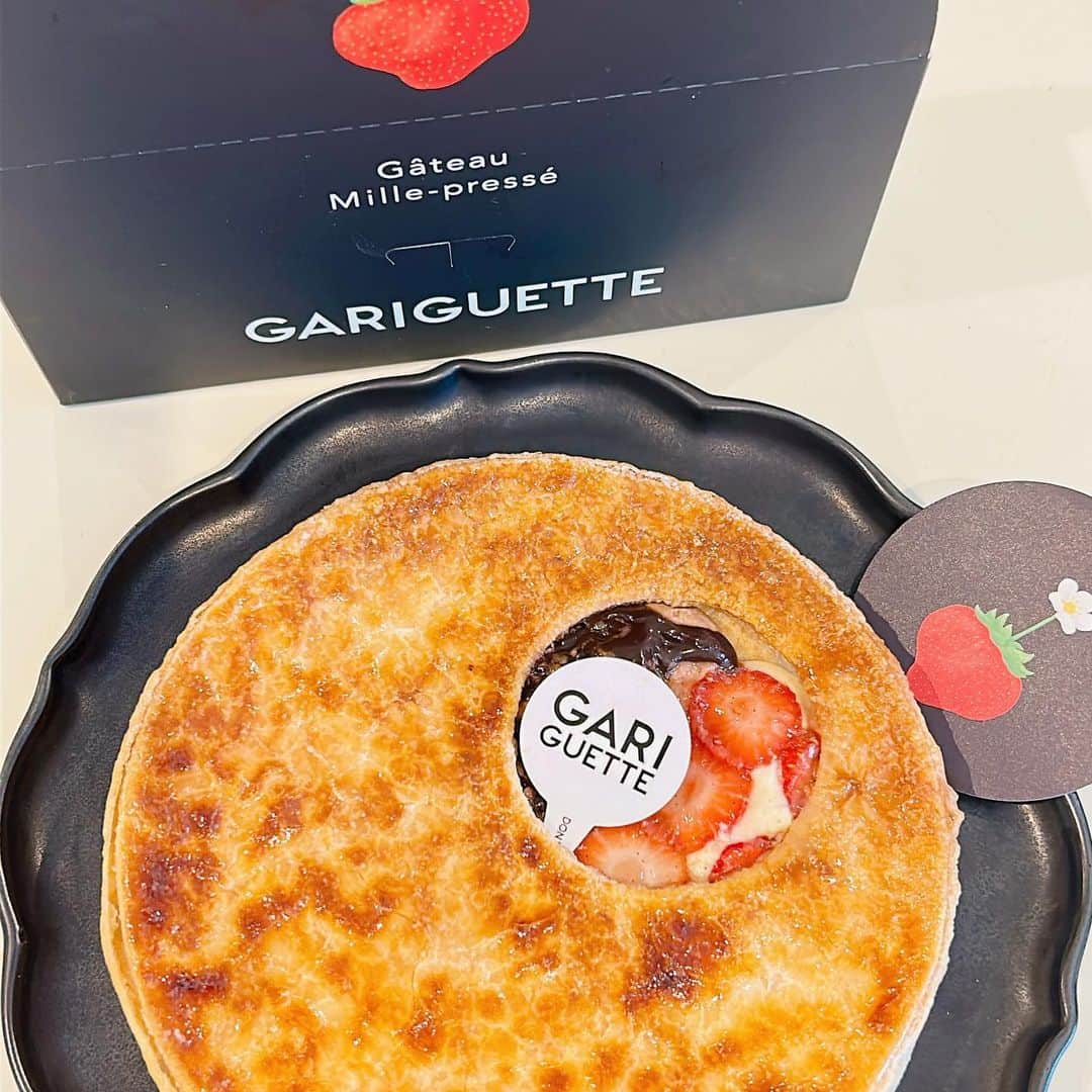 のインスタグラム：「京都で行ってみたかったお店の一つ。 GARIGUETTE 京都 ミルフィーユパイのお店ですが、 ランチ直後でアフタヌーンティーの前だったので 保冷バッグも買ってお持ち帰りでオーダー！ 味に迷い、ストロベリー🍓とチョコバナナ🍌🍫のハーフ&ハーフにしてもらいました！ ミルフィーユ大好きだからやっぱりいちごとカスタードの組み合わせが美味しいですね😋  GARIGUETTE 京都 京都市中京区石橋町１７−２」