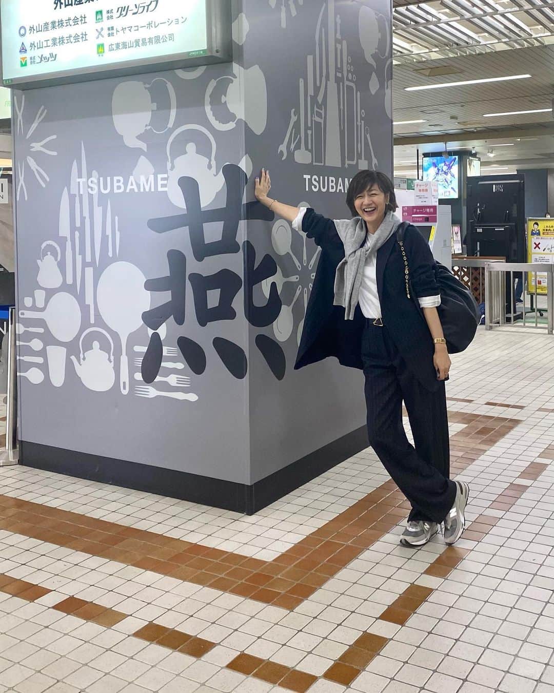 富岡佳子のインスタグラム：「#shorttrip 小旅行 スワイプ2枚目…車窓。この時期の夕焼けは美しいですね！ スキー以外の新潟県も初めてでした。高い建物が無いのも癒されますね」