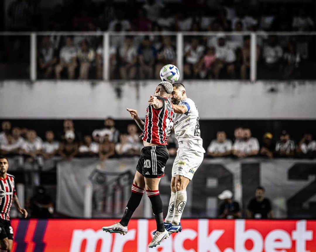 トマス・リンコンさんのインスタグラム写真 - (トマス・リンコンInstagram)「Full-time Santos vs São Paulo 0-0 ⚪️⚫️ Tercer partido en 6 días , un gran esfuerzo hizo el equipo para sacar 5 puntos en esta semana difícil. 3 partidos sin recibir gol, seguimos firmes en busca de nuestro objetivo. Vai dar certo ✔️💪🏼」11月13日 10時48分 - tomasrincon8