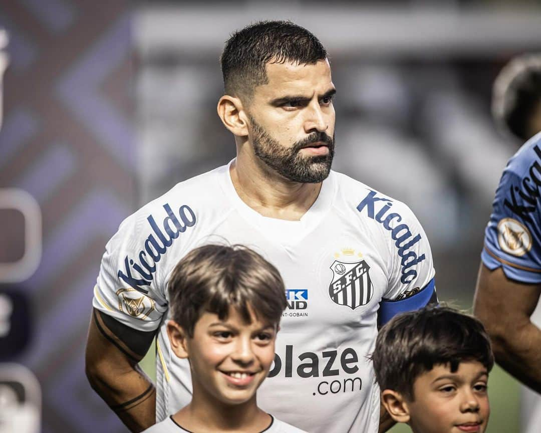 トマス・リンコンのインスタグラム：「Full-time Santos vs São Paulo 0-0 ⚪️⚫️ Tercer partido en 6 días , un gran esfuerzo hizo el equipo para sacar 5 puntos en esta semana difícil. 3 partidos sin recibir gol, seguimos firmes en busca de nuestro objetivo. Vai dar certo ✔️💪🏼」