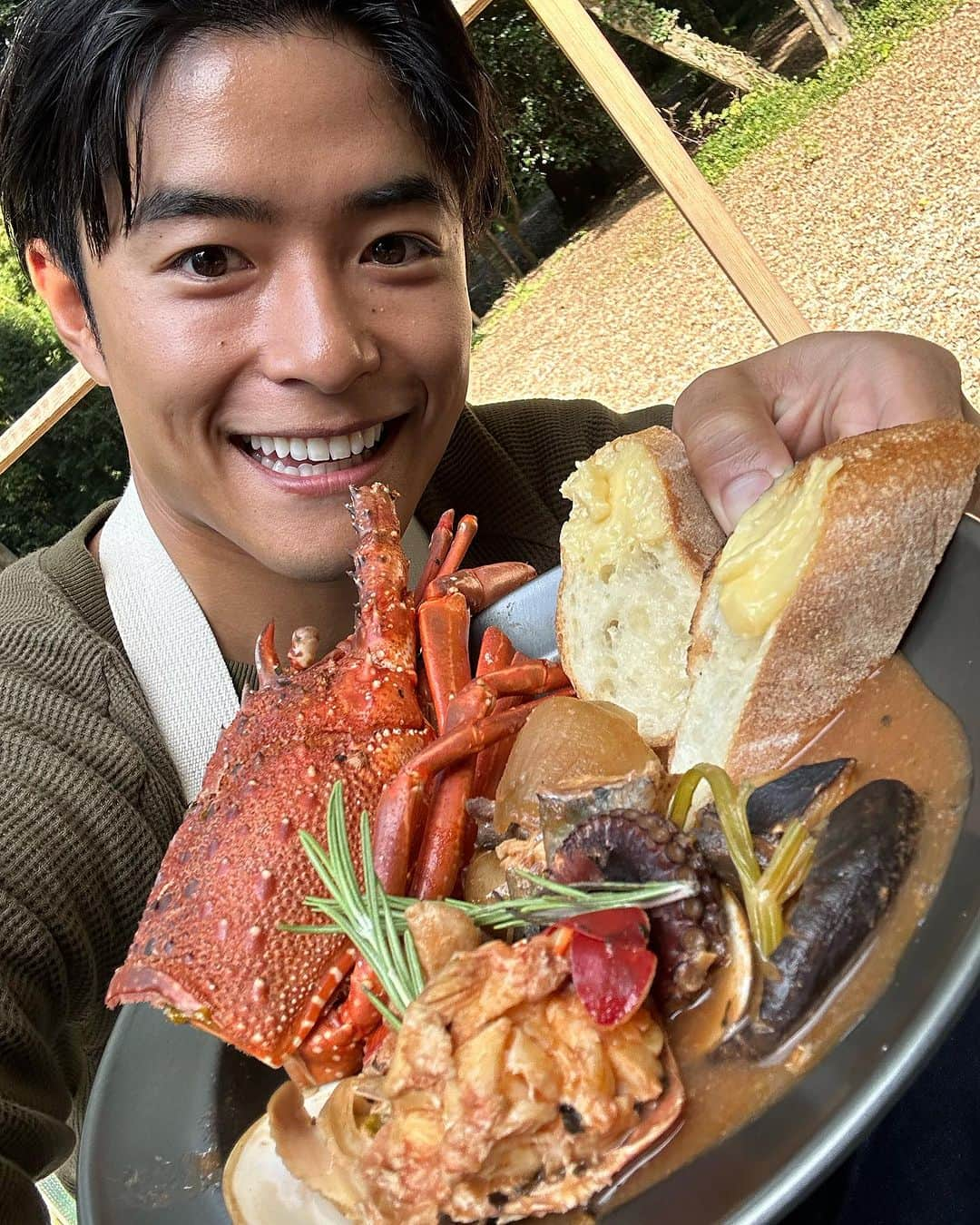 池田航のインスタグラム：「bouillabaisse🦀🦐🐟🐙🦪 今週から千葉でキャンプ編です😍  ★千葉の魚介 ブイヤベース たくさんの魚介とトマトジュース、セロリ、玉ねぎなどの香味野菜を一緒に入れて煮込むだけの簡単スープ！（世界三代スープの1つ）ニンニクマヨネーズ（アイオリソース）とバケットと一緒に食べるのが本格的な食べ方  千葉の新鮮な魚介達（種類が多い方が良い出汁がでます） 水 白ワイン 100%トマトジュース 玉ねぎ セロリ コンソメキューブ オリーブオイル   ニンニクチューブ マヨネーズ 粉チーズ フランスパン 1本  今日も素敵な食材と暖かい現地の方達との出会いに感謝💓   次回もお楽しみに☀️  朝お仕事で見られない方に、旅するエプロンTikTokが開設されました！ 【旅するエプロン】でTikTok検索すれば見られます✨️ ぜひフォローよろしくお願いいたします😍  #ZIP #旅するエプロン #スピッツ #Spitz #ZIPファミリー  #水卜麻美 さん  #池田航  @kohcooking    #伊藤楽  @gaku_jh122」