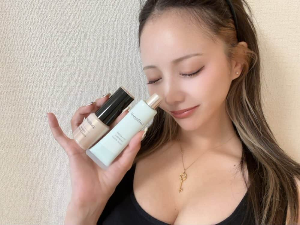 ともさんのインスタグラム写真 - (ともInstagram)「@shiseido.chushikoku  さんから　新商品　  MAQuillAGE の  ・美容液リキッドファンデ ドラマティックエッセンスリキッド　  ・毛穴レス小顔下地 ドラマティックフォルミンググロウベース  が届いたよん♡♡  下地は、 少しラメが入ってるのかな？ 艶がすごくて 下地だけで立体感をつくれて 小顔効果にも....♡ 今持ってるファンデーションとかにでも 何でも合わせれそう♡  ファンデーションだけど ほんの少し出しただけで めっちゃ伸びてくれてコスパ良し☺️  朝イチメイクして トレーニングして、夜まで メイク直しも簡単だったよ💄♡  資生堂さん、 素敵な商品をありがとう♡  #2023秋冬中四国コスメリレー #コスメレポ#ファンデーション #ファンデ#下地#艶肌#ツヤツヤ#艶#make#新商品#マキアージュ#下地クリーム #新作商品#pr#資生堂中四国」11月13日 10時45分 - tomo0510nagi