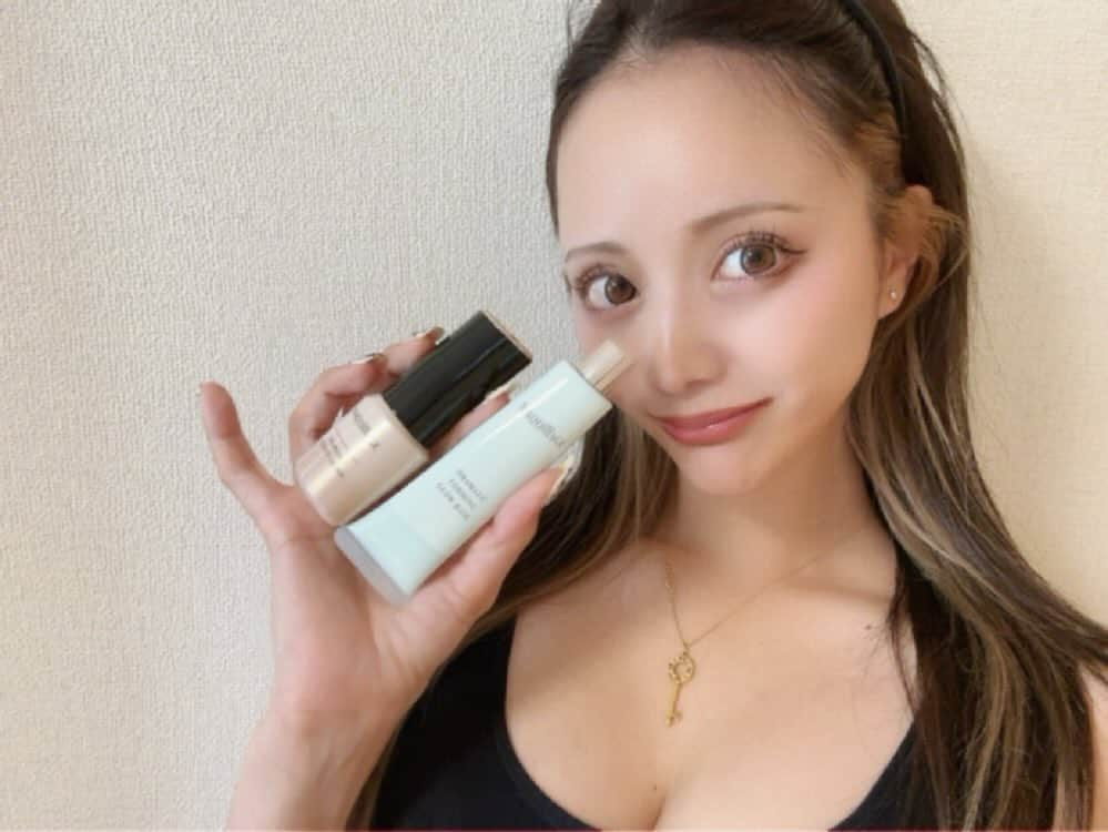 とものインスタグラム：「@shiseido.chushikoku  さんから　新商品　  MAQuillAGE の  ・美容液リキッドファンデ ドラマティックエッセンスリキッド　  ・毛穴レス小顔下地 ドラマティックフォルミンググロウベース  が届いたよん♡♡  下地は、 少しラメが入ってるのかな？ 艶がすごくて 下地だけで立体感をつくれて 小顔効果にも....♡ 今持ってるファンデーションとかにでも 何でも合わせれそう♡  ファンデーションだけど ほんの少し出しただけで めっちゃ伸びてくれてコスパ良し☺️  朝イチメイクして トレーニングして、夜まで メイク直しも簡単だったよ💄♡  資生堂さん、 素敵な商品をありがとう♡  #2023秋冬中四国コスメリレー #コスメレポ#ファンデーション #ファンデ#下地#艶肌#ツヤツヤ#艶#make#新商品#マキアージュ#下地クリーム #新作商品#pr#資生堂中四国」