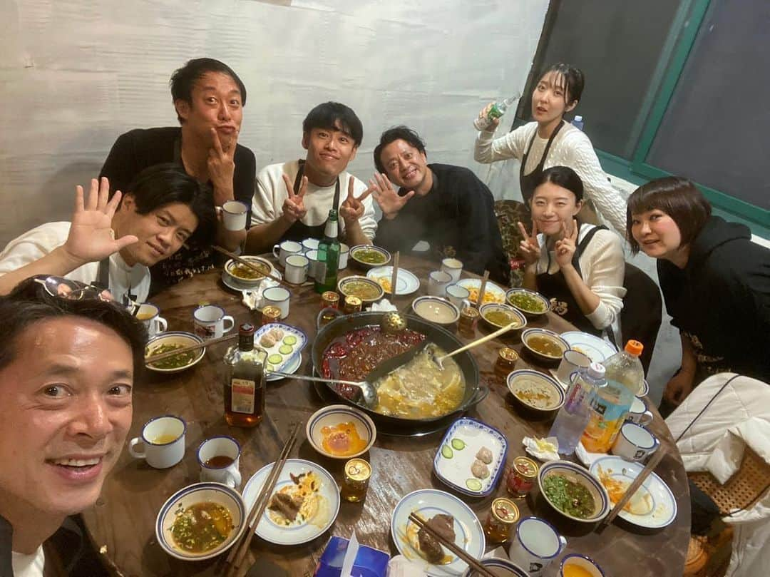 佐藤太一郎のインスタグラム：「いまから日本に帰ります✈️ さよなら、上海。 昨日は楽しい夜でした。 もっともっと海外でも新喜劇をやりたい。 新喜劇が世界中に広がりますように。  #吉本新喜劇」