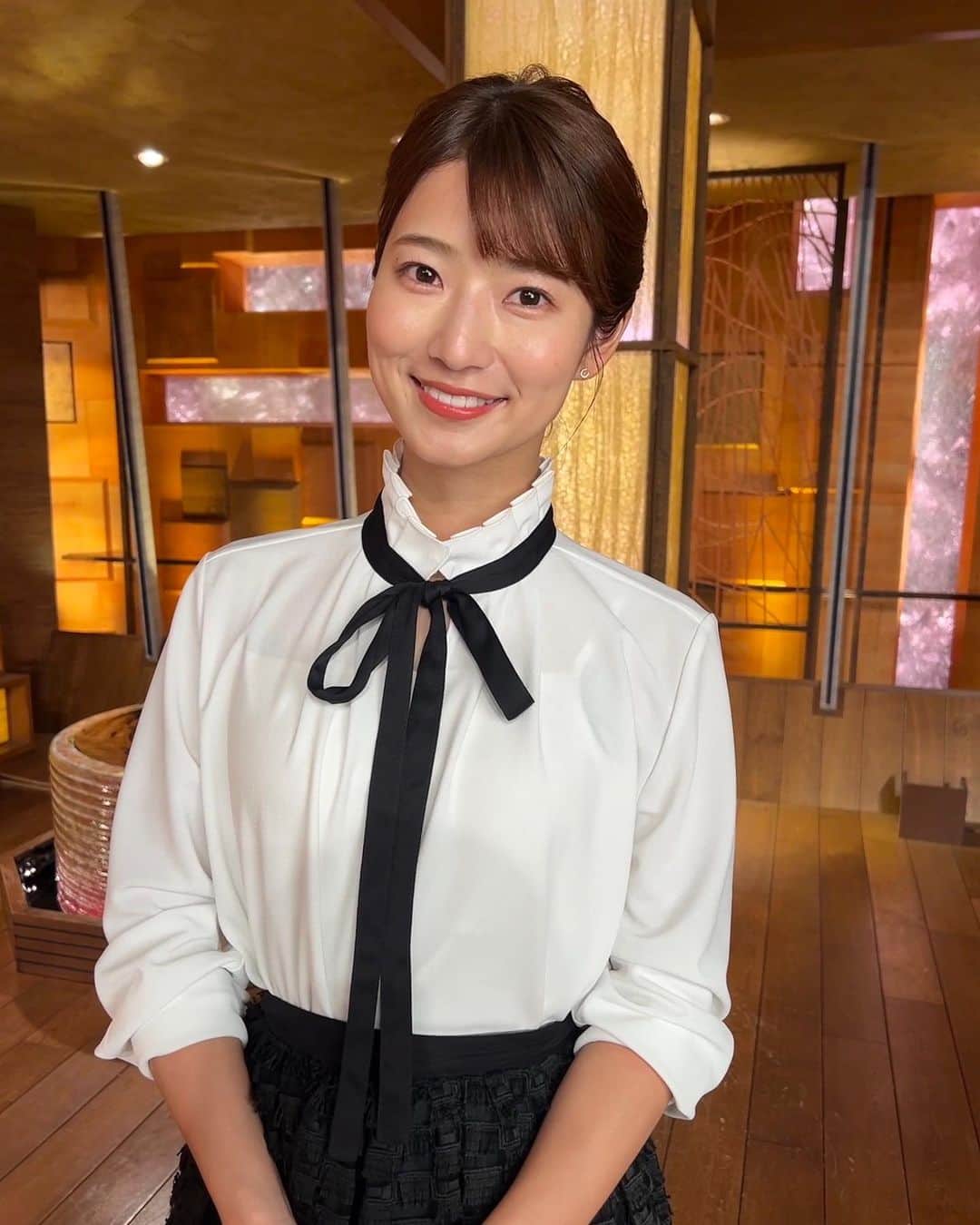 安藤萌々のインスタグラム：「今週もよろしくお願いします🌻 先週後半の衣装です  水曜日 ブラウス ICB スカート Martinique ピアスete  木曜日の衣装 ニット、スカート BEATRICE ピアスete 靴DIANA」