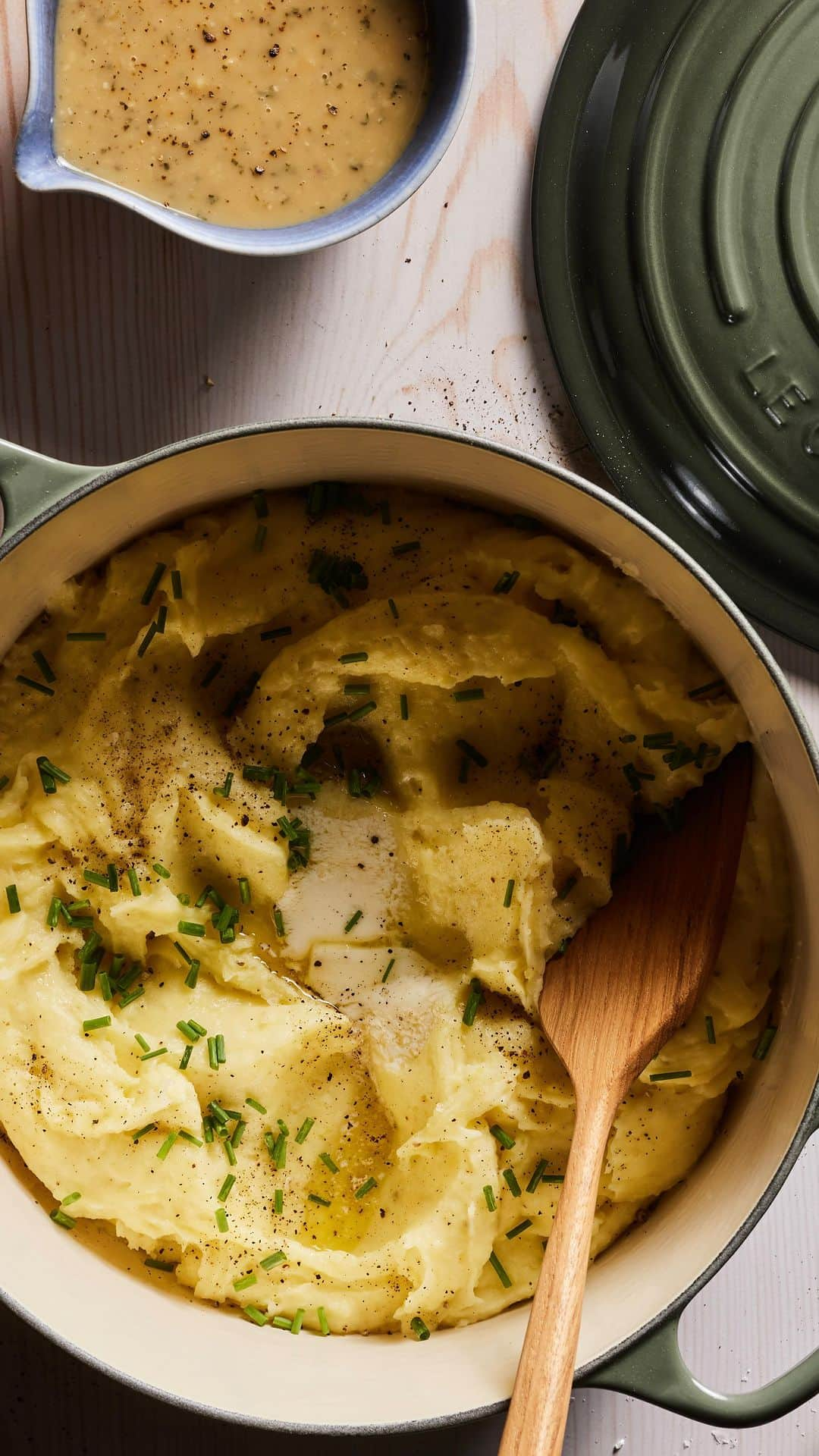 Gaby Dalkinのインスタグラム：「Friendsgiving is tonight! Let’s go on a Mashed Potato journey before it starts!! A few things to keep in mind when you’re making the perfect mash. 1: Break out that beautiful @LeCreuset Dutch Oven - it’s the perfect vessel. This is the new Thyme color that is giving me life 2: Peel your potatoes and cut them into chunks 3: Cover them with just enough water to make sure no potatoes are exposed and bring to a boil and continue to cook until fork tender.  4: After you’ve drained and riced the potatoes, add warm butter and warm cream to the mixture and stir in the white cheddar cheese.  THEN YOU’RE IN BUSINESS. Full recipe is on WGC. https://whatsgabycooking.com/white-cheddar-mashed-potatoes/」