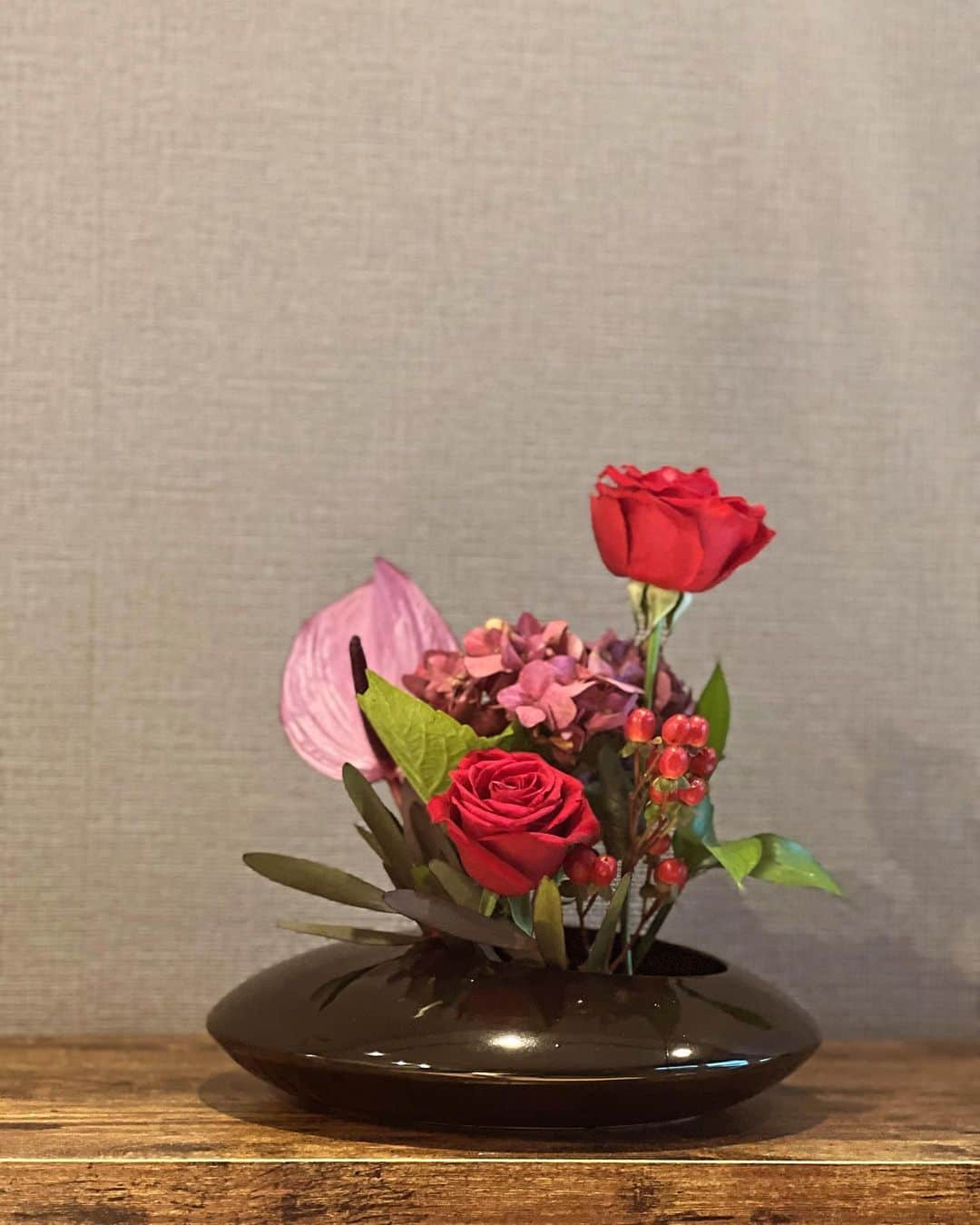 伊原剛志さんのインスタグラム写真 - (伊原剛志Instagram)「誕生日祝いで頂いた  友達の花束を  生けてみた  #いけばな男子 #伊原剛志 #いけばな #60 #池坊」11月13日 11時04分 - tsuyoshi_ihara
