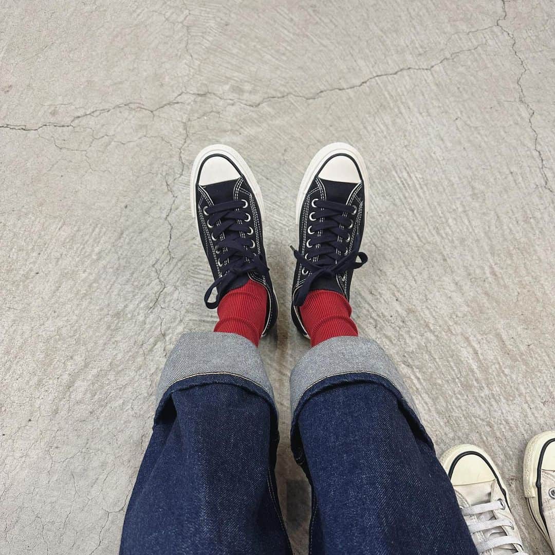 古谷有美のインスタグラム：「👟 My new kicks! みんな大好きコンバース。 わたくし大好き真っ赤な靴下❤️  #よくみると濃いネイビー #converseaddict」