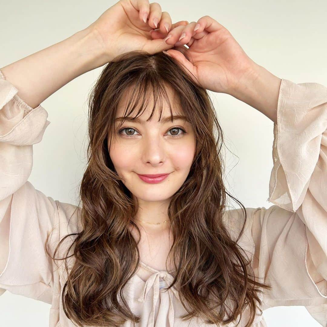 浦和の美容室、美容院｜COVER HAIRカバーヘアーさんのインスタグラム写真 - (浦和の美容室、美容院｜COVER HAIRカバーヘアーInstagram)「. 見て頂きありがとうございます💕 来ていただいたお客様を綺麗にしたい一心で、なりたいデザインにお手伝いさせていただいております✂ . 美容師選びどうやって選んでますか？😳 値段？？なんとなく？？近いから？？ どれも間違えてないと思います！ . . 声を大にして言いたいこと！！ ヘアスタイルで人生は変わります🥺💕 自分に自信がついて、周りに褒められて 仕事や学校で上手くいく、そして笑顔になれるお客様を沢山見させていただきました☺️✂ . 【悩んでる方へ】 ・ボブやショートボブが得意です◎ ・家でもできるスタイリング方法お伝えします◎ ・可愛くします◎ ・広がりを収めます◎ . 【カット】 自分で再現できるカットをしています！ 乾かすだけでもまとまる可愛い💕 お家でスタイリングしやすいを心がけています！ . . @coverhair_official @coverhair_recruit @lupin_1969  . . #美容師 #美容室 #ボブ #ショート #ショートボブ #埼玉 #ショートヘア #切りっぱなしボブ #ボブヘアー #大人ショート #前下がりショート #30代ヘアスタイル #耳掛けショート #埼玉美容室 #ハンサムショート女子 #20代ヘアスタイル #結べるボブ #ボブショート #埼玉美容師 #ハンサムボブ #大宮ショート #浦和ショート #埼玉ボブ #埼玉ショート #埼玉ショートボブ #大宮ボブ #大宮ショートボブ #浦和ボブ #川口ショート #川口ボブ」11月13日 19時00分 - coverhair