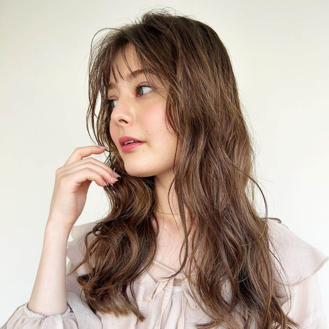 浦和の美容室、美容院｜COVER HAIRカバーヘアーさんのインスタグラム写真 - (浦和の美容室、美容院｜COVER HAIRカバーヘアーInstagram)「. 見て頂きありがとうございます💕 来ていただいたお客様を綺麗にしたい一心で、なりたいデザインにお手伝いさせていただいております✂ . 美容師選びどうやって選んでますか？😳 値段？？なんとなく？？近いから？？ どれも間違えてないと思います！ . . 声を大にして言いたいこと！！ ヘアスタイルで人生は変わります🥺💕 自分に自信がついて、周りに褒められて 仕事や学校で上手くいく、そして笑顔になれるお客様を沢山見させていただきました☺️✂ . 【悩んでる方へ】 ・ボブやショートボブが得意です◎ ・家でもできるスタイリング方法お伝えします◎ ・可愛くします◎ ・広がりを収めます◎ . 【カット】 自分で再現できるカットをしています！ 乾かすだけでもまとまる可愛い💕 お家でスタイリングしやすいを心がけています！ . . @coverhair_official @coverhair_recruit @lupin_1969  . . #美容師 #美容室 #ボブ #ショート #ショートボブ #埼玉 #ショートヘア #切りっぱなしボブ #ボブヘアー #大人ショート #前下がりショート #30代ヘアスタイル #耳掛けショート #埼玉美容室 #ハンサムショート女子 #20代ヘアスタイル #結べるボブ #ボブショート #埼玉美容師 #ハンサムボブ #大宮ショート #浦和ショート #埼玉ボブ #埼玉ショート #埼玉ショートボブ #大宮ボブ #大宮ショートボブ #浦和ボブ #川口ショート #川口ボブ」11月13日 19時00分 - coverhair