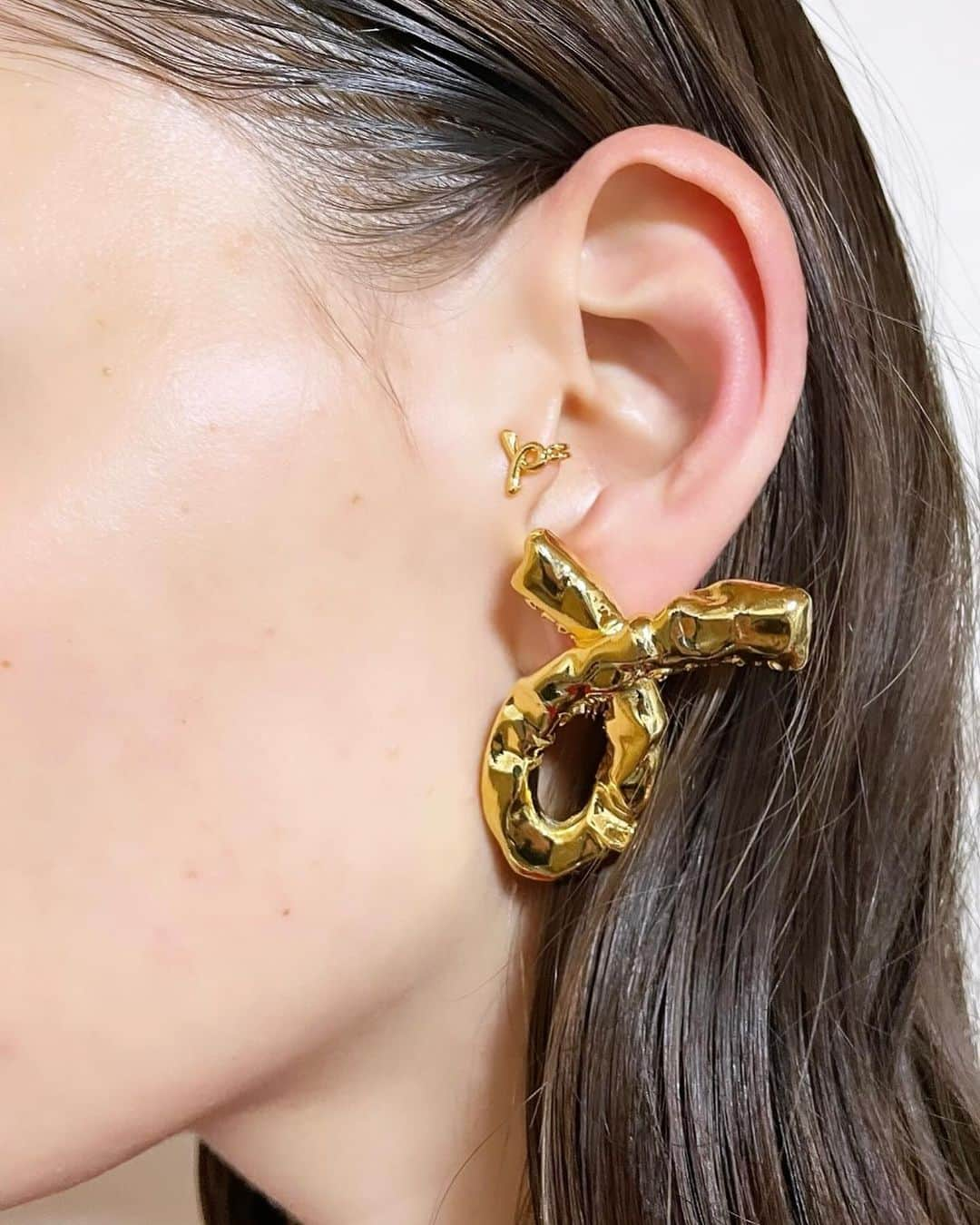 マラミュートさんのインスタグラム写真 - (マラミュートInstagram)「L earcuff  & L earring 👂  Cy Twombly, Untitled (Bacchus) 2008. Tate.  #odakha  #cytwombly」11月13日 10時59分 - odakha_official