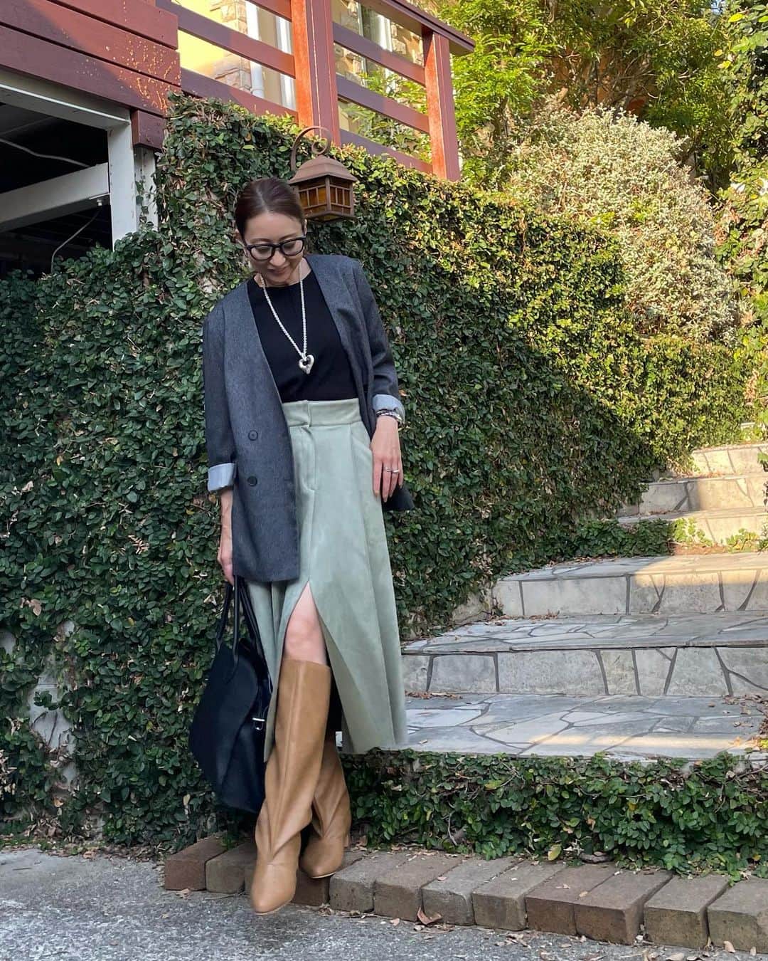 のインスタグラム：「少し前から流行り出した #ワイドシャフトブーツ  履き口から足首までズドンと同じ太さで　目の錯覚で足が細く見えるの🤣🤣  このコーデじゃ分かりにくいけど　今度別のコーデでしっかり見せます🤣🤣  ジャケット　　@journalstandard.jp  インナー　　@uniqlo_with  スカート　　@zara ブーツ　　　@sesto_shoes  バッグ　　　@jistory_official   #locari  #partegram  #mery#beautiful #beaustagrammer  #fashionista #fashion  #instagood #fashionblogger #jマダムのおしゃれ #53歳#53yearsold #164cm#164cmコーデ#アンチエイジング #アラフィフコーデ#アラフォーコーデ#大人ファッション#今日のコーデ #今日の服 #今日のファッション#おしゃれさんと繋がりたい#秋コーデ#PR」