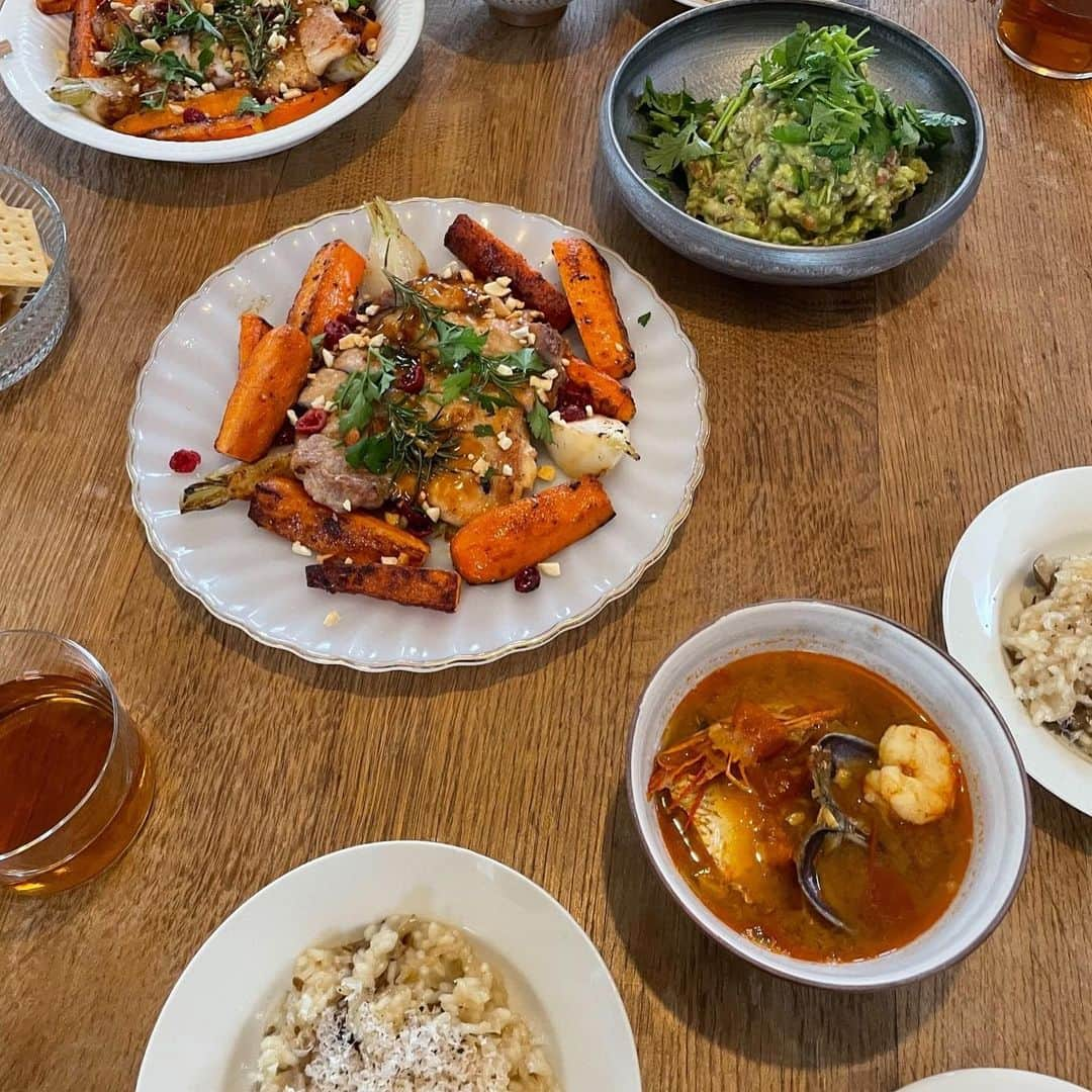 岡田ロビン翔子さんのインスタグラム写真 - (岡田ロビン翔子Instagram)「👩‍🍳料理って完成して食べるときも幸せだけど　作ってるときの野菜の形や色　バターとオリーブオイルが溶ける瞬間　そんな途中経過もかわいくて みんなで作るともっと楽しい  @valley_cooking」11月13日 11時00分 - i_am_robin0315