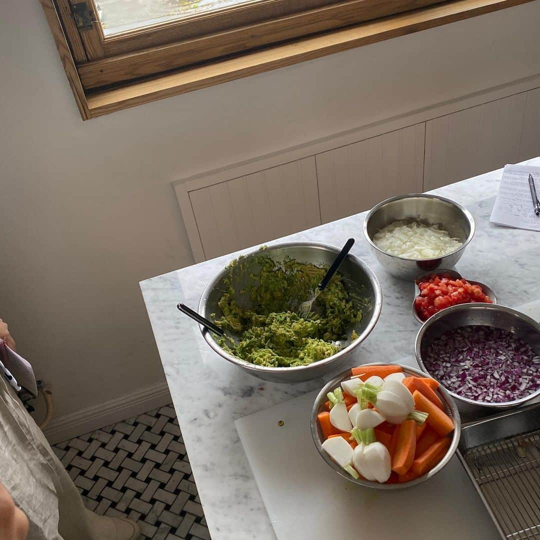 岡田ロビン翔子のインスタグラム：「👩‍🍳料理って完成して食べるときも幸せだけど　作ってるときの野菜の形や色　バターとオリーブオイルが溶ける瞬間　そんな途中経過もかわいくて みんなで作るともっと楽しい  @valley_cooking」