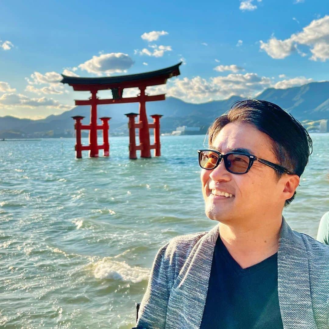 乙武洋匡のインスタグラム：「9年ぶりくらいに訪れた #厳島神社 。  サミット直前に改修工事も終えて、ひさしぶりに神々しい佇まいを拝むことができました⛩️」