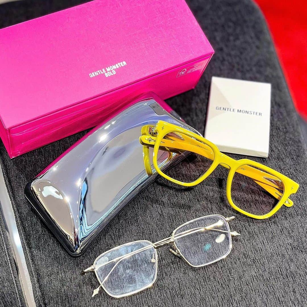 HANKYU.MODEさんのインスタグラム写真 - (HANKYU.MODEInstagram)「. GENTLE MONSTER 2024 OPTICAL COLLECTION At 3F GENTLE MONSTER  グローバルファッション・アイウェアブランド「GENTLE MONSTER」から、最新作“GENTLE MONSTER 2024 OPTICAL COLLECTION（ジェントルモンスター2024オプティカルコレクション）”がローンチ。  精巧で果敢なメタリックディテールが際立つデザインのオプティカル製品を“GENTLE HIGH SCHOOL(ジェントル高校）”のテーマで表現されたキャンペーンビジュアルとアイテムラインアップをご覧ください。  詳しくはプロフィールURLをチェック！@hankyumode  Page1 OJO 37,400円 ABA 36,300円  Page3 Atomic 02 37,400円  Page5 Atomic 39,600円  Page6 OAA 32,890円  #GENTLEMONSTER #ジェントルモンスター #GentleMonsterOptical #GentleHighSchool #hankyumode #hankyu #阪急うめだ本店 #阪急本店 #うめはん #ファッション #アイウェア #サングラス #眼鏡 #メガネ #eyewear #glasses」11月13日 12時00分 - hankyumode