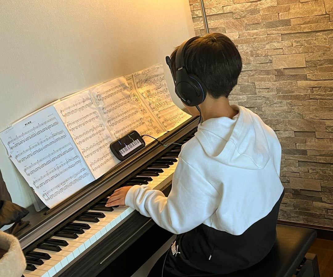 コーキTVのインスタグラム：「ピアノレッスンは辞めたけどこうやって時々弾いているみたいです🎹✨🎵 #ピアノ #小学生」