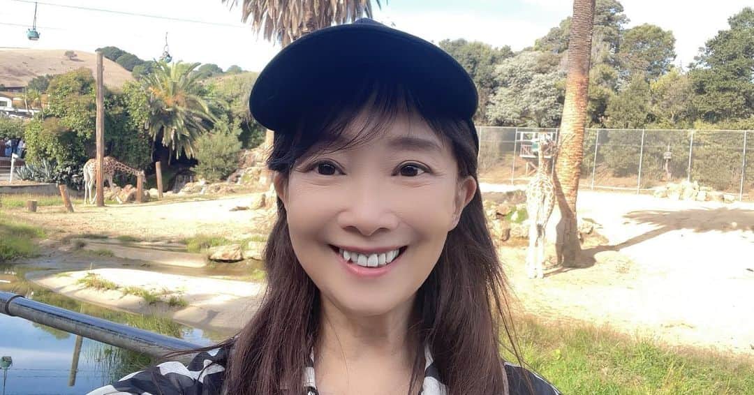 アグネス・チャンのインスタグラム：「Went to the zoo with my grand daughter. She loved the elephant and giraffes. It was so fun seeing her got all excited looking at different animals!」