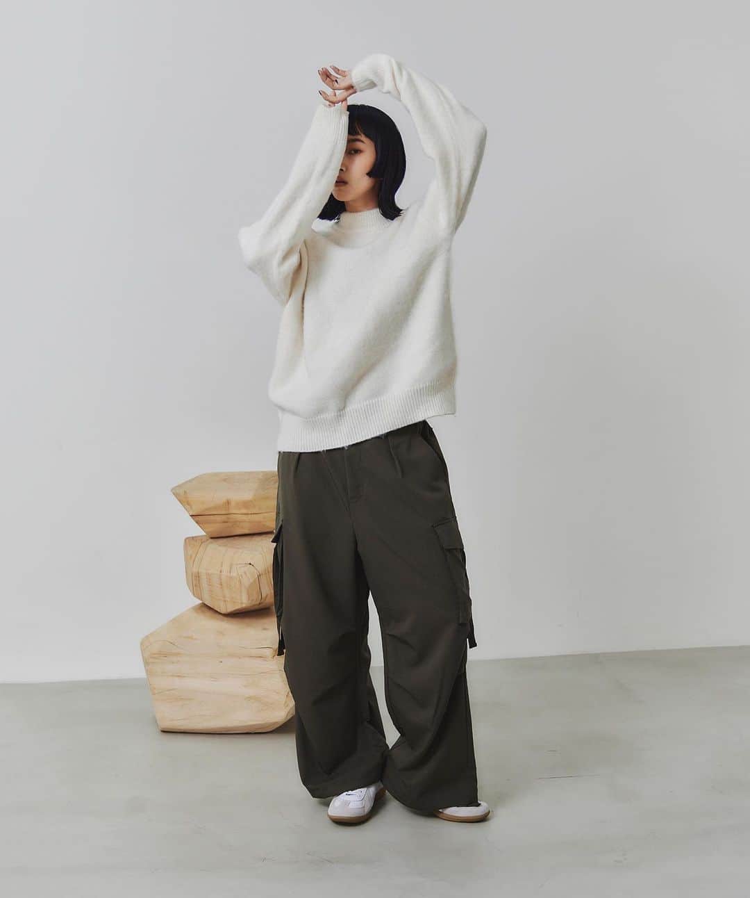 tk.TAKEO KIKUCHIのインスタグラム：「【RECOMMEND】 knit(商品番号 979-17143) シャギーニット クルーネック＆モックネック ¥6,930(TAX IN)  pants(商品番号  C01-77141) 【WEB限定】ワイドカーゴスラックス ¥6,930(TAX IN)  詳しくは @tk.takeokikuchi_official  からオフィシャルサイトをチェック！  #tkTAKEOKIKUCHI #tk #takeokikuchi #ティーケータケオキクチ #タケオキクチ #カーゴパンツ #ニット #ニットコーデ #カーゴパンツコーデ」