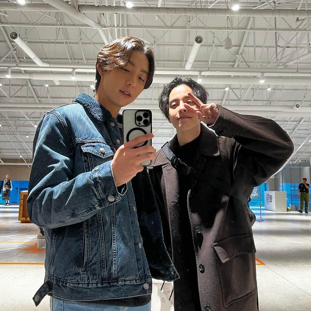 ヒョヌのインスタグラム：「동혁이와 하루 보내기❤️ 성수 나들이✔️  여러가지 아트워크도 보고 커피도 마시구요☕️ #더뮤지엄비지터 #themuseumvisitor #23winter」