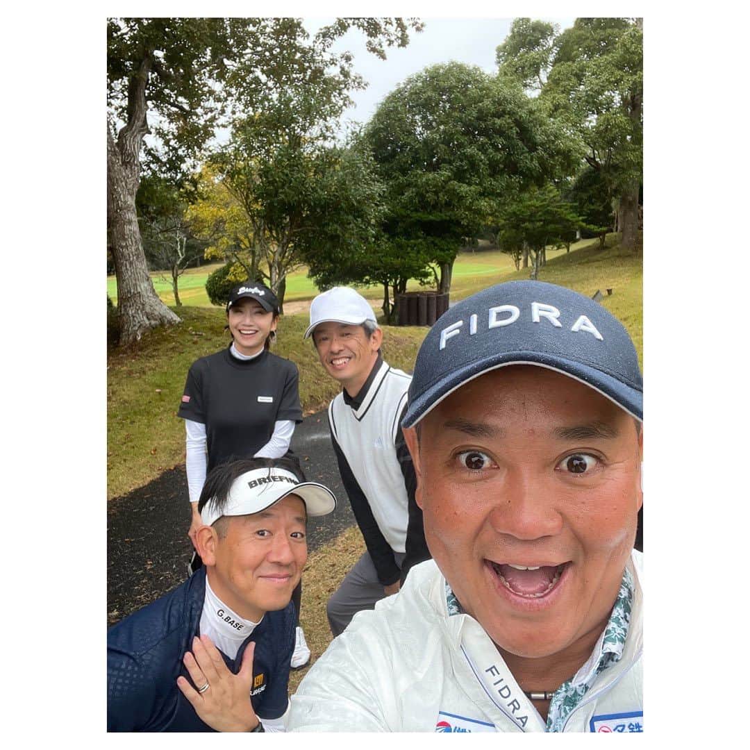 市橋有里のインスタグラム：「一一一一一一一一一一一一一一一一一一一一 先日はダンサイエンスさんのコンペに 参加させていただきました⛳️ プロの方もいらしてスコアの凄さに驚きましたが 雨の中 @qp_seki さんが明るく盛り上げてくださり モチベーション下がることなくまわれました。 雨のゴルフもこんなにも楽しいんだな〜 スコアはおいといて…w みなさま、ありがとうございました！ ・ #gbase #ダンサイエンス #ゴルフ #ゴルフ初心者  #ゴルフ好きと繋がりたい  #西尾社長ありがとうございました #村林取締役ありがとうございました #明治乳業中村さんありがとうございました #QPさんありがとうございました」