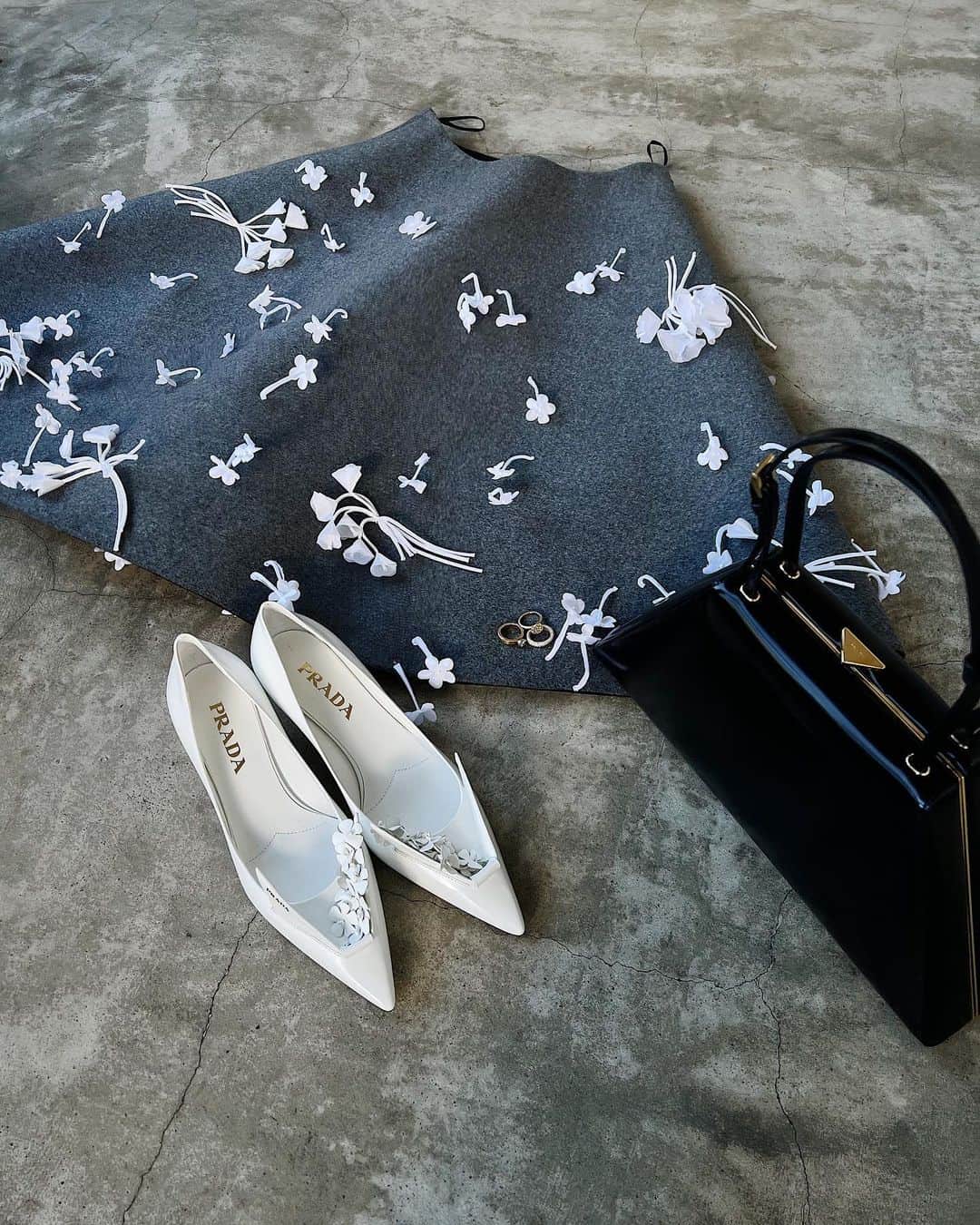 chieko6さんのインスタグラム写真 - (chieko6Instagram)「お花のスカートは初めてだけど、 品がよくて甘くなく、 どこかシャープな印象なのがすごいなぁ。 23awのルックは本当に好き。  #prada #pradaflower #jewelry #accessories」11月13日 16時35分 - chieko6