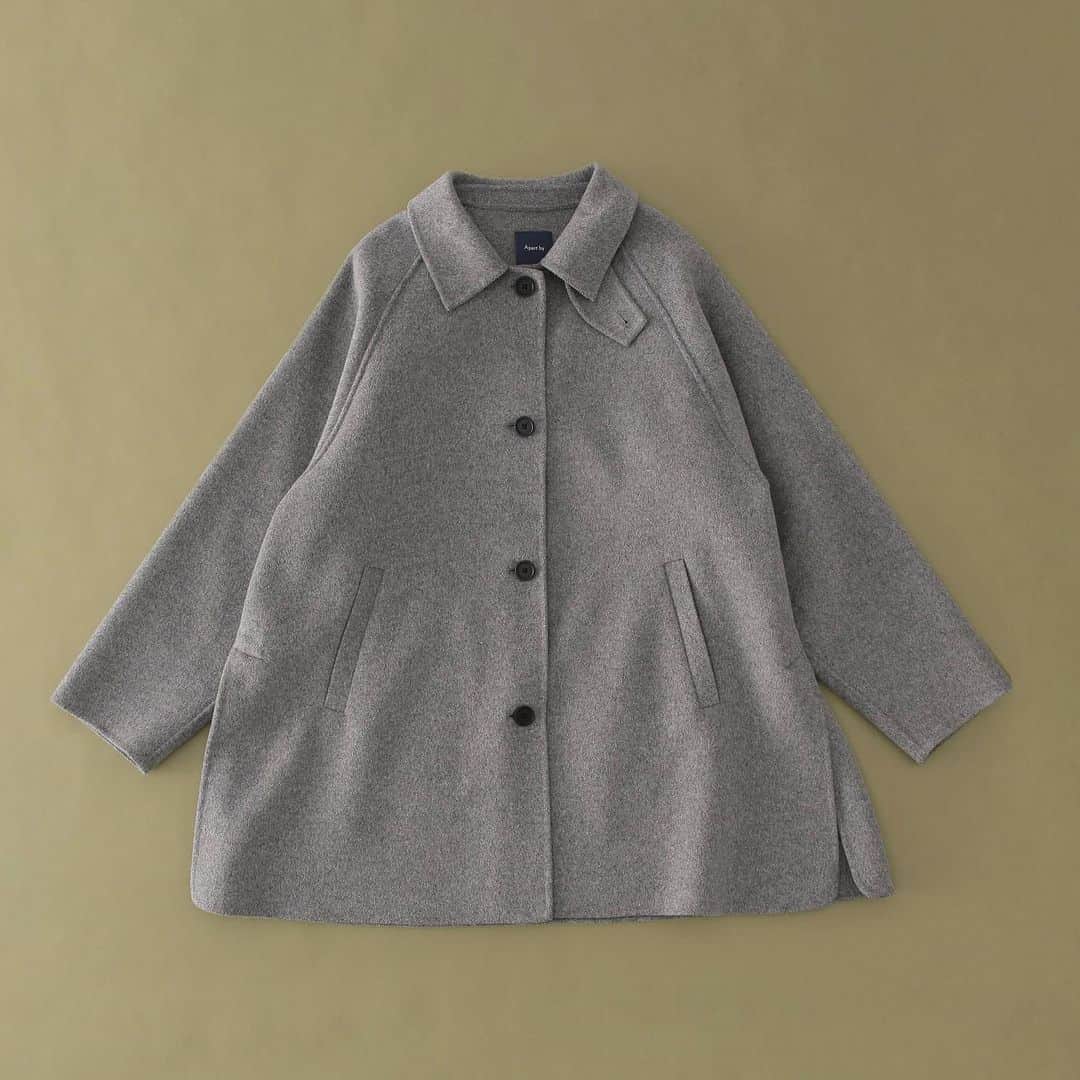 アパートバイローリーズのインスタグラム：「23 WINTER COAT COLLECTION  🏷️アイテム詳細は画像をタップ  casheepステンカラーコート　¥27,500 taxin  裾に向けての広がりが特徴のテントラインが大人っぽい ミドル丈のステンカラーコート 。 表地はウールの糸をきめ細やかにすることで　 光沢感がアップし、更になめらかな手触りに改良。 裏地は静電気防止機能付きです。  袖部分にだけ裏地をつけたので、丁度いい厚みです。 本格的な冬前から着られます。 寒い時期は、アームホールがゆったりしているので、 ニットも着込めるアイテムです。  #apartby #アパートバイ #コート #アウター #コートコーデ #アウターコーデ  #冬コーデ #冬服」