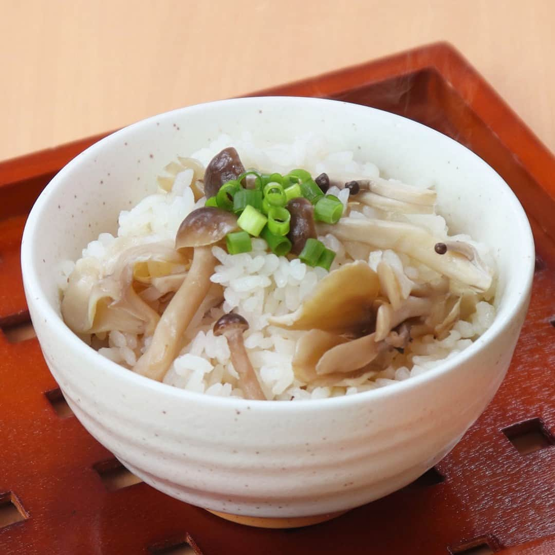 エバラ食品さんのインスタグラム写真 - (エバラ食品Instagram)「食べたいと思った人は🍄（きのこ）で教えてください！ . ＼秋を満喫！／ きのこの浅漬けレシピ３選🍄 . この時期のきのこは格別においしいですよね♪ きのこを「 #浅漬けの素 」でさらにおいしく食べるアイデアを、3つのかんたんレシピでご紹介します＾＾ . ①なめこの浅漬け さっとゆでたなめこを「浅漬けの素」で漬けるだけ！ごはんが進む一品です。 ＜材料2～3人分＞ なめこ　2袋(約200g) エバラ浅漬けの素　適量(約100ml) 大葉(千切り)　適宜 ＜作り方＞ 【1】なめこはゆでて水洗いし、ザルにあげて水気をきります。 【2】【1】をポリエチレン袋に入れて「浅漬けの素」を注ぎ、空気を抜いて、冷蔵庫で約10分漬けます。(時間外) 【3】汁気をきって皿に盛り、できあがりです。 ※お好みで大葉をのせてお召しあがりください。 . ②きのこの浅漬け 電子レンジでお手軽に♪お好きな種類のきのこで作る、あっさりとした浅漬けです。 ＜材料2～3人分＞ お好みのきのこ(しめじ、まいたけ、えのきたけ、エリンギなど)　合わせて200g エバラ浅漬けの素　適量(約100ml) 小ねぎ(小口切り)　適宜 ＜作り方＞ 【1】きのこ類は石づきを切り、しめじやまいたけは小房に分け、えのきたけはほぐし、エリンギは薄切りにします。 【2】耐熱容器に【1】を入れてラップをかけ、電子レンジ(600W)で約2分加熱します。 【3】【2】をポリエチレン袋に入れて「浅漬けの素」を注ぎ、空気を抜いて軽くもみます。 【4】汁気をきって皿に盛り、できあがりです。 ※お好みで小ねぎを散らしてお召しあがりください。 . ③きのこの炊き込みごはん なんと味付けは「浅漬けの素」でOK！複数種類のきのこを入れることで、よりうま味が広がります◎ ＜材料3～4人分＞ 米　2合 水　適量 しめじ　1パック まいたけ　1パック エバラ浅漬けの素　60ml 小ねぎ(小口切り)　適宜 ＜作り方＞ 【1】米は洗ってザルにあげます。 【2】きのこ類は石づきを切り、小房に分けます。 【3】炊飯器に【1】と「浅漬けの素」を入れ、2合の目盛りまで水を加えてひと混ぜし、【2】をのせ、炊飯して、できあがりです。 ※お好みで小ねぎを散らしてお召しあがりください。」11月13日 16時30分 - ebarafoods