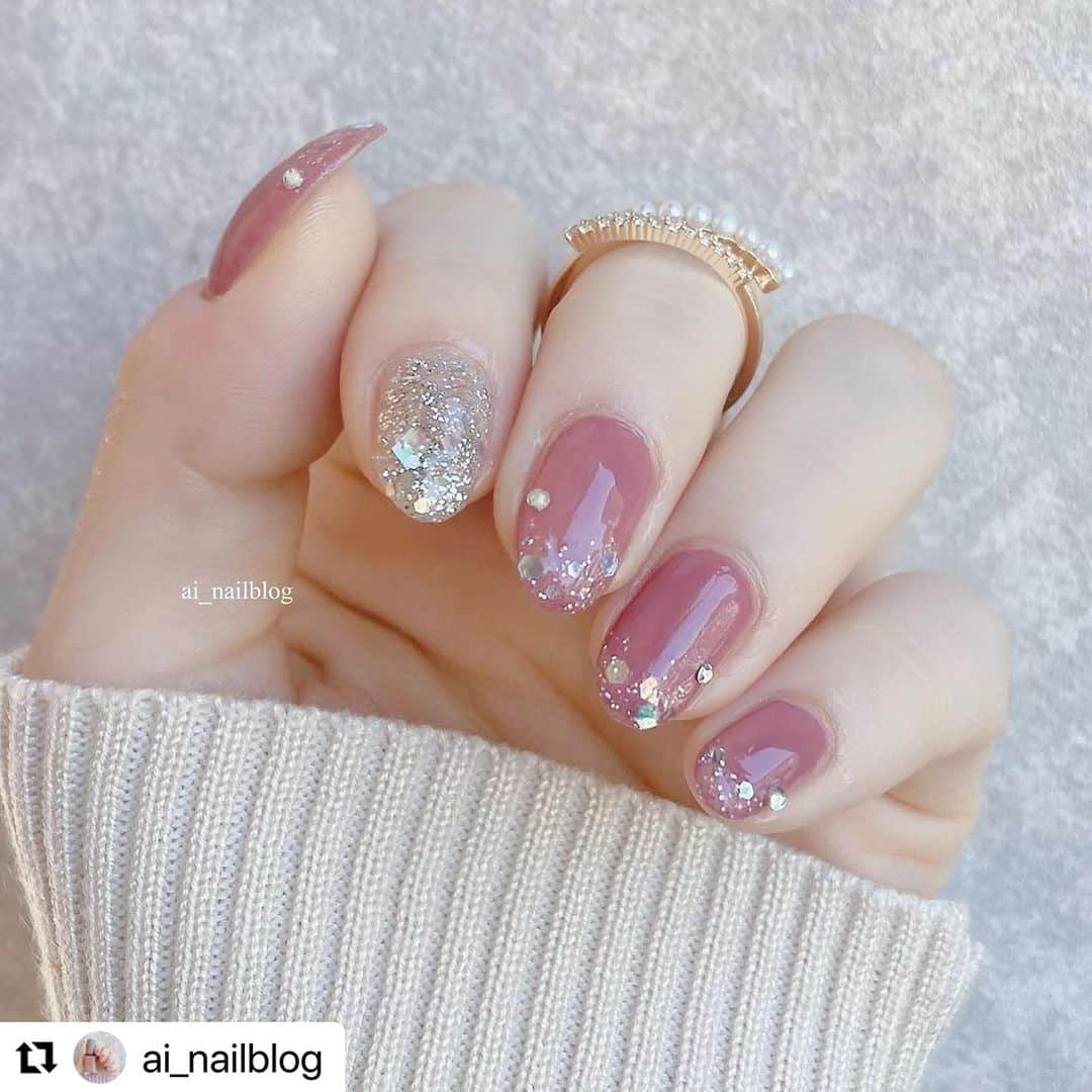 【PLANET NAIL（プラネット ネイル）】公式さんのインスタグラム写真 - (【PLANET NAIL（プラネット ネイル）】公式Instagram)「✰✰✰✰✰✰✰✰✰✰✰✰✰ PLANET Gir🪐 @ai_nailblog さま♡  PLB14 トレミーの秘密 PLB15 巡る流星群 を使ったきらっきらネイルデザインの ご紹介です🥺🩷✨ ╍ ╍ ╍ ╍ ╍ ╍ ╍ ╍ ╍ ╍ ╍ ╍ ╍  キラッキラなワンホン風ネイル ⁡ 安定のRO602に 大好きなトレミーの秘密🫶🏻 ⁡ トレミーの秘密はシルバーのホロラメで とにかくキラッキラ！ プラネットネイルの中で1番と言っても いいぐらい好きなラメ🥹🌙 ⁡ 人差し指はシルバーラメでキラキラに したかったからラメを重ね塗りしました ⁡ ⁡ ୨ෆ୧┈┈┈┈┈┈┈┈┈┈┈┈┈┈┈┈┈┈┈┈┈┈ ୨ෆ୧ プラネットネイル( @planet.jp ) ・PLB14 トレミーの秘密 ・PLB15 巡る流星群 ⁡ ネイルホリック( @nailholic_kose ) ・RO602 ୨ෆ୧┈┈┈┈┈┈┈┈┈┈┈┈┈┈┈┈┈┈┈┈┈┈୨ෆ୧ #planetnail #プラネットネイル #ラメネイル部  #ラメネイル #ピンクネイル #ワンホンネイル  #ネイルポリッシュ #簡単ネイル #大人ネイル  #ネイルホリック #nailholic #ro602  #冬ネイル #冬ネイルデザイン #ワンカラーネイル  #セルフネイル #selfnail #nailart #美甲 #셀프네일」11月13日 11時07分 - planet.jp