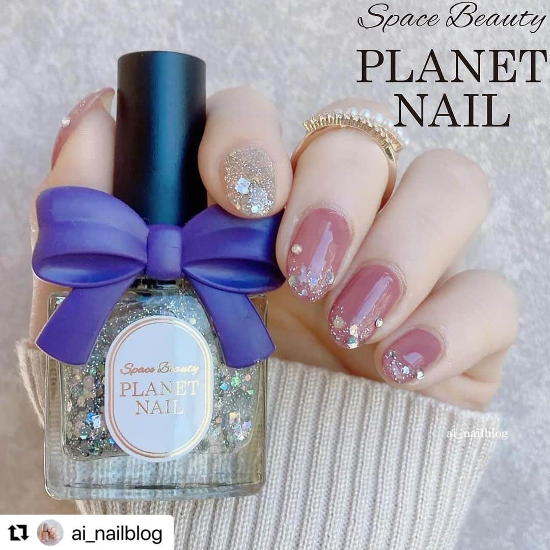 【PLANET NAIL（プラネット ネイル）】公式さんのインスタグラム写真 - (【PLANET NAIL（プラネット ネイル）】公式Instagram)「✰✰✰✰✰✰✰✰✰✰✰✰✰ PLANET Gir🪐 @ai_nailblog さま♡  PLB14 トレミーの秘密 PLB15 巡る流星群 を使ったきらっきらネイルデザインの ご紹介です🥺🩷✨ ╍ ╍ ╍ ╍ ╍ ╍ ╍ ╍ ╍ ╍ ╍ ╍ ╍  キラッキラなワンホン風ネイル ⁡ 安定のRO602に 大好きなトレミーの秘密🫶🏻 ⁡ トレミーの秘密はシルバーのホロラメで とにかくキラッキラ！ プラネットネイルの中で1番と言っても いいぐらい好きなラメ🥹🌙 ⁡ 人差し指はシルバーラメでキラキラに したかったからラメを重ね塗りしました ⁡ ⁡ ୨ෆ୧┈┈┈┈┈┈┈┈┈┈┈┈┈┈┈┈┈┈┈┈┈┈ ୨ෆ୧ プラネットネイル( @planet.jp ) ・PLB14 トレミーの秘密 ・PLB15 巡る流星群 ⁡ ネイルホリック( @nailholic_kose ) ・RO602 ୨ෆ୧┈┈┈┈┈┈┈┈┈┈┈┈┈┈┈┈┈┈┈┈┈┈୨ෆ୧ #planetnail #プラネットネイル #ラメネイル部  #ラメネイル #ピンクネイル #ワンホンネイル  #ネイルポリッシュ #簡単ネイル #大人ネイル  #ネイルホリック #nailholic #ro602  #冬ネイル #冬ネイルデザイン #ワンカラーネイル  #セルフネイル #selfnail #nailart #美甲 #셀프네일」11月13日 11時07分 - planet.jp